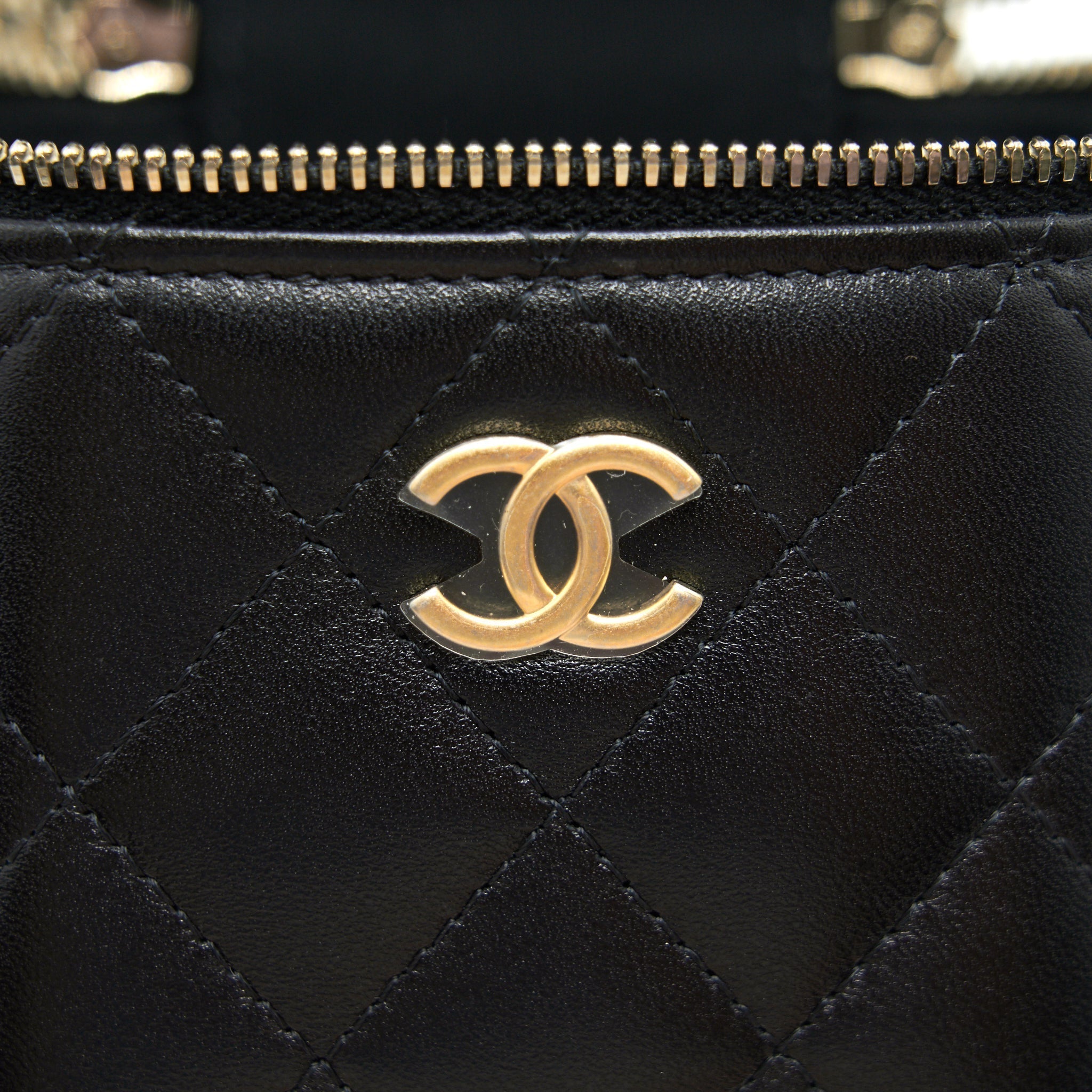 chanel-21a-top-handle-vanity-with-chain-black-ghw