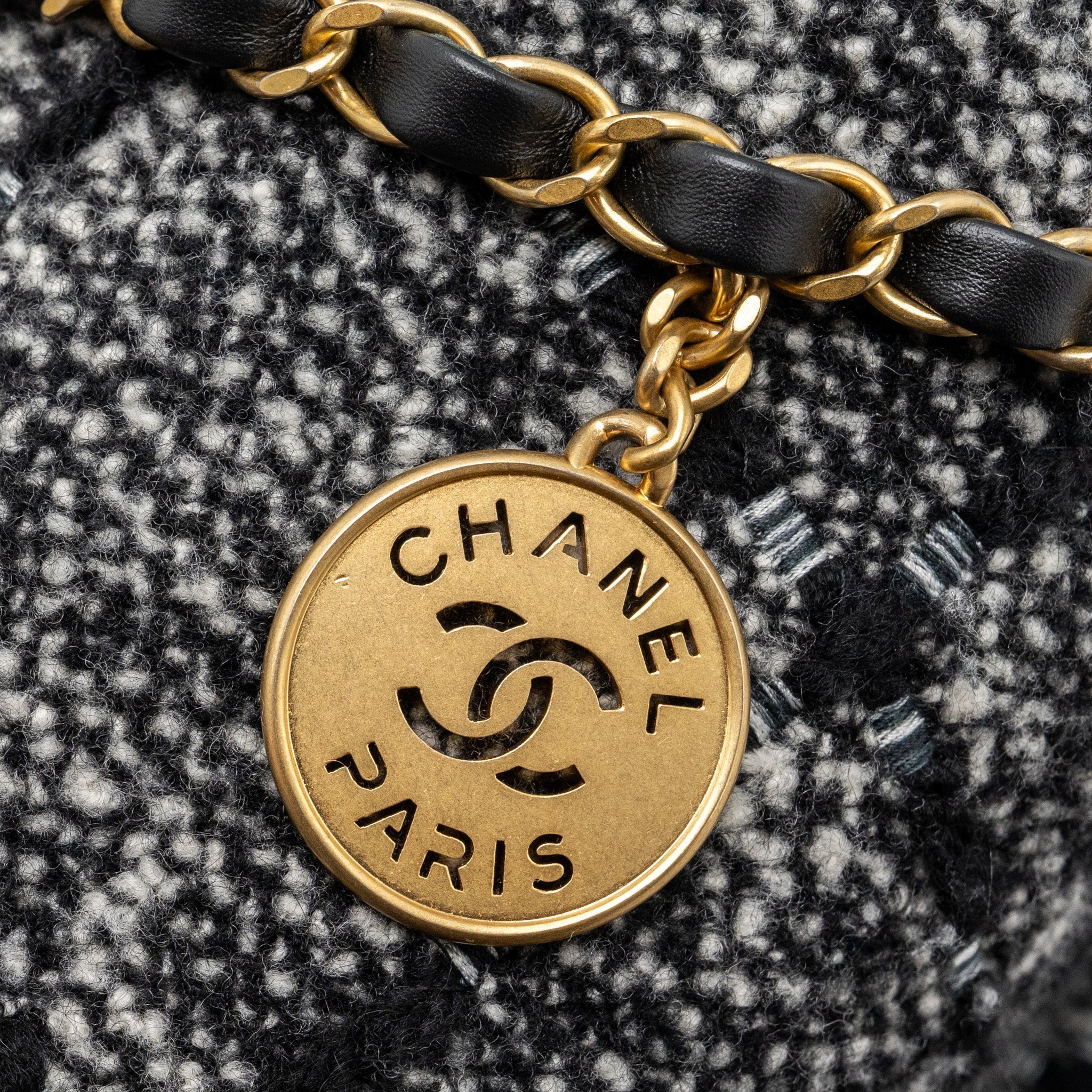 chanel-medium-22-bag-tweed-black-grey-ghw-microchip