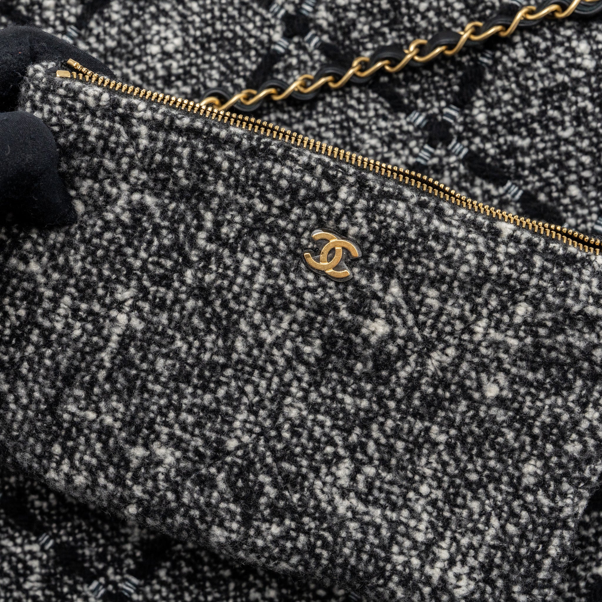chanel-medium-22-bag-tweed-black-grey-ghw-microchip