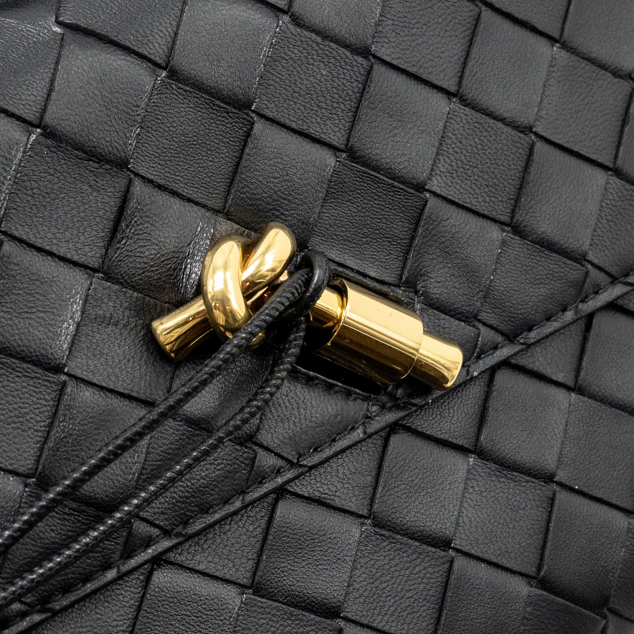 bottega-veneta-andiamo-clutch-intrecciato-calfskin-black-ghw