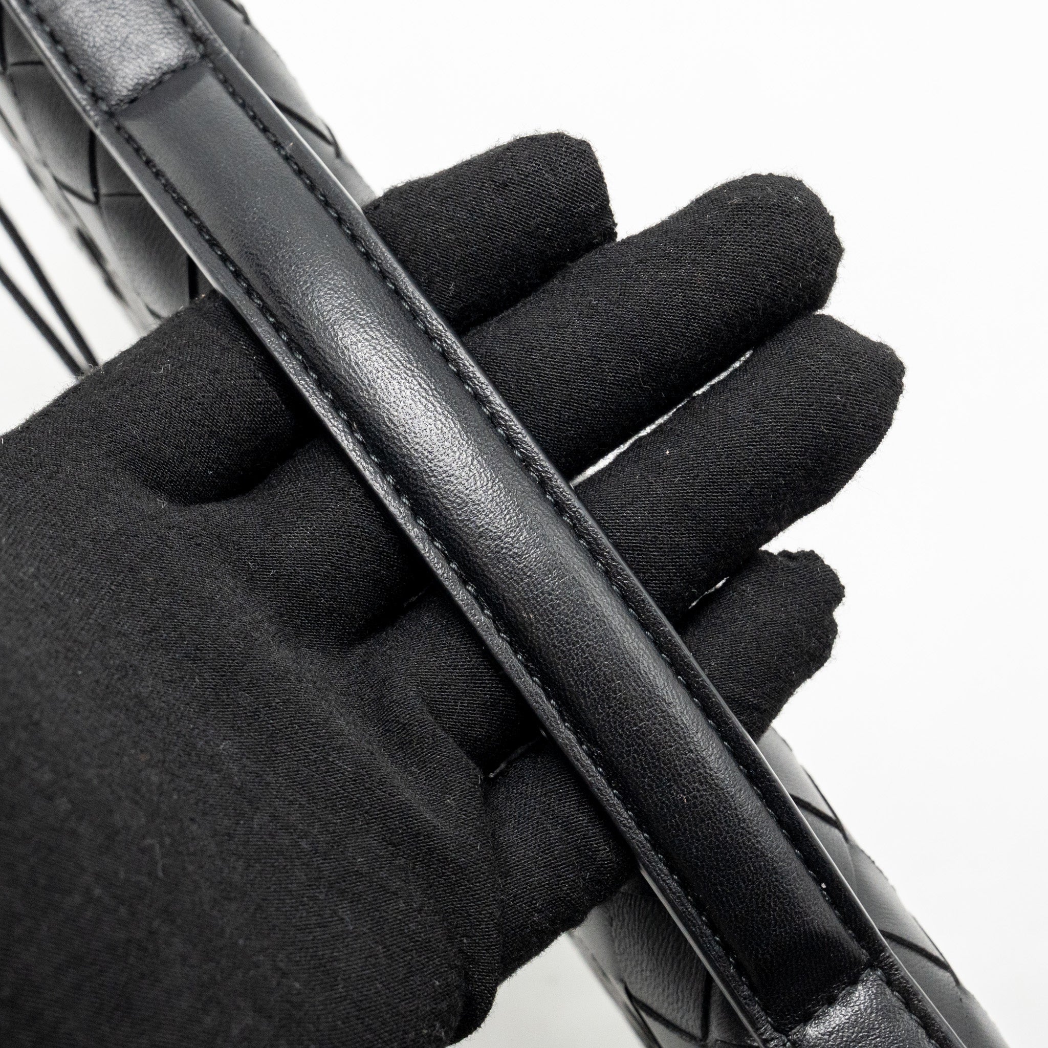 bottega-veneta-andiamo-clutch-intrecciato-calfskin-black-ghw