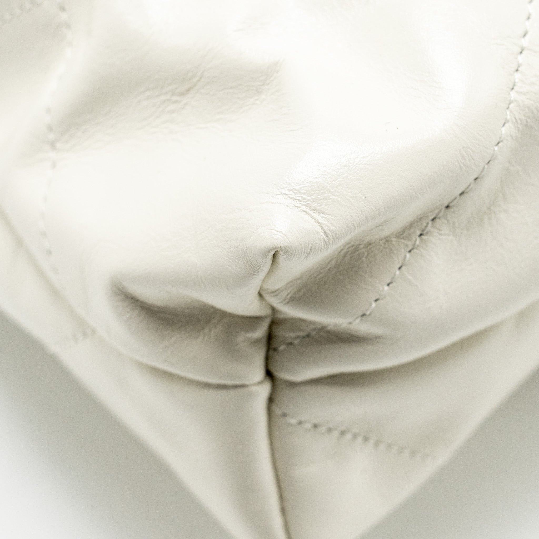 chanel-medium-22-bag-calfskin-white-ghw-microchip-1