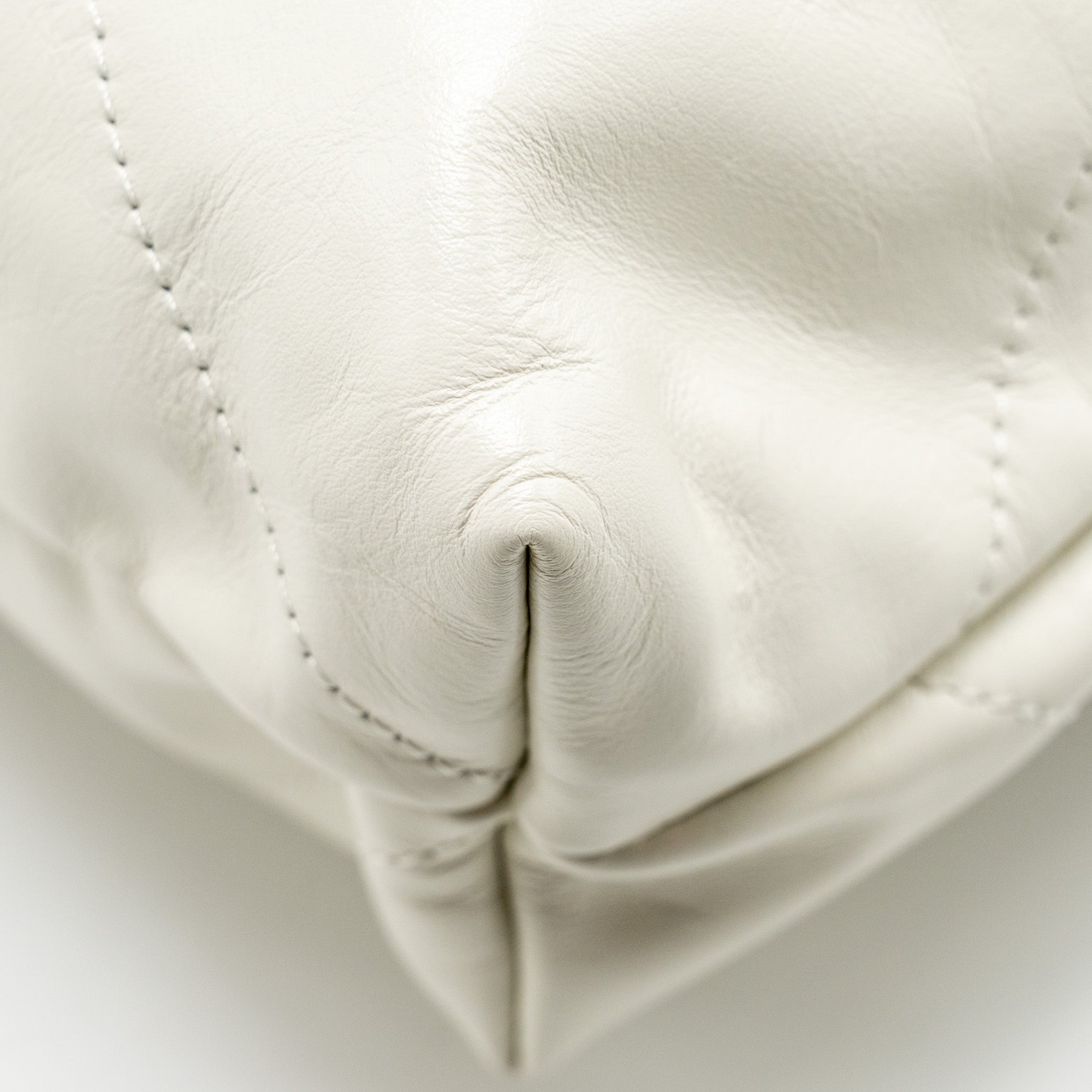 chanel-medium-22-bag-calfskin-white-ghw-microchip-1