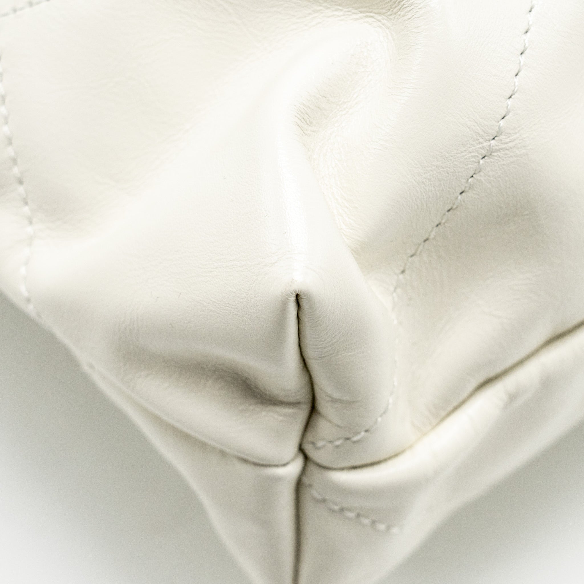 chanel-medium-22-bag-calfskin-white-ghw-microchip-1