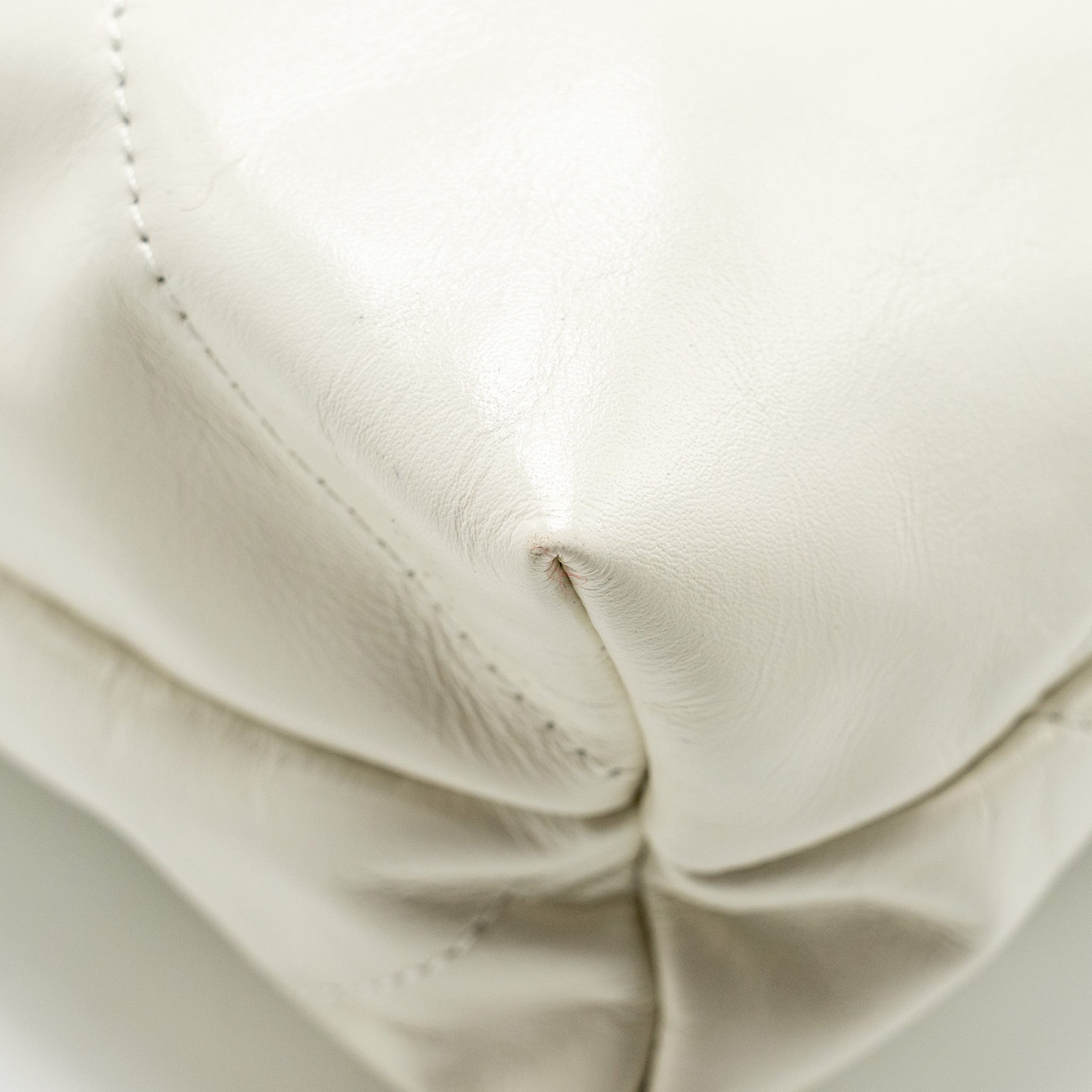 chanel-medium-22-bag-calfskin-white-ghw-microchip-1