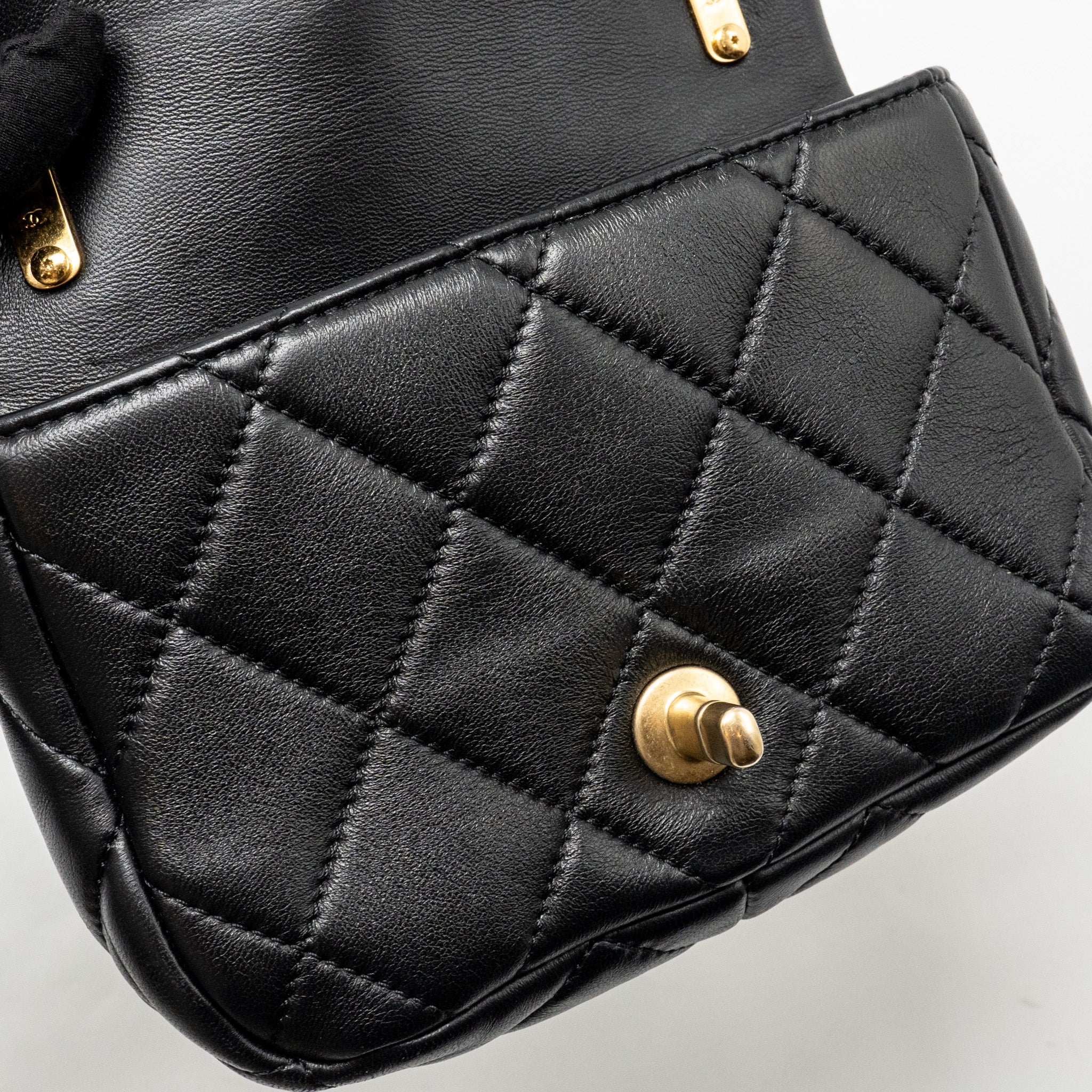 chanel-22s-giant-chain-mini-flap-bag-lambskin-black-brushed-ghwmicrochip