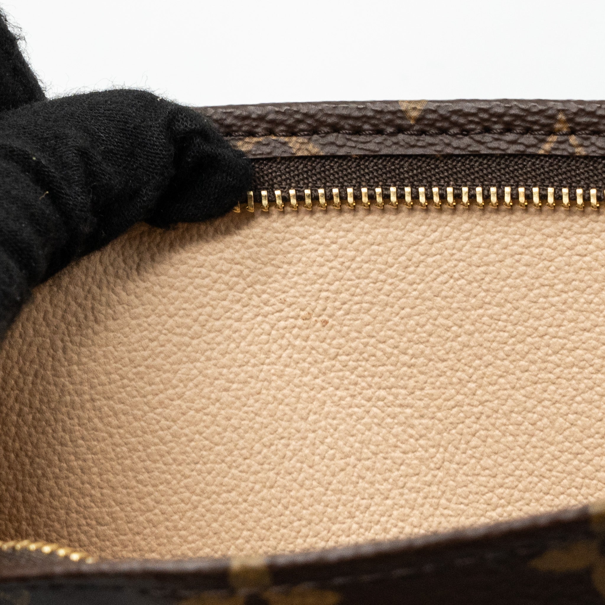 louis-vuitton-toiletry-pochette-monogram-canvas-ghw