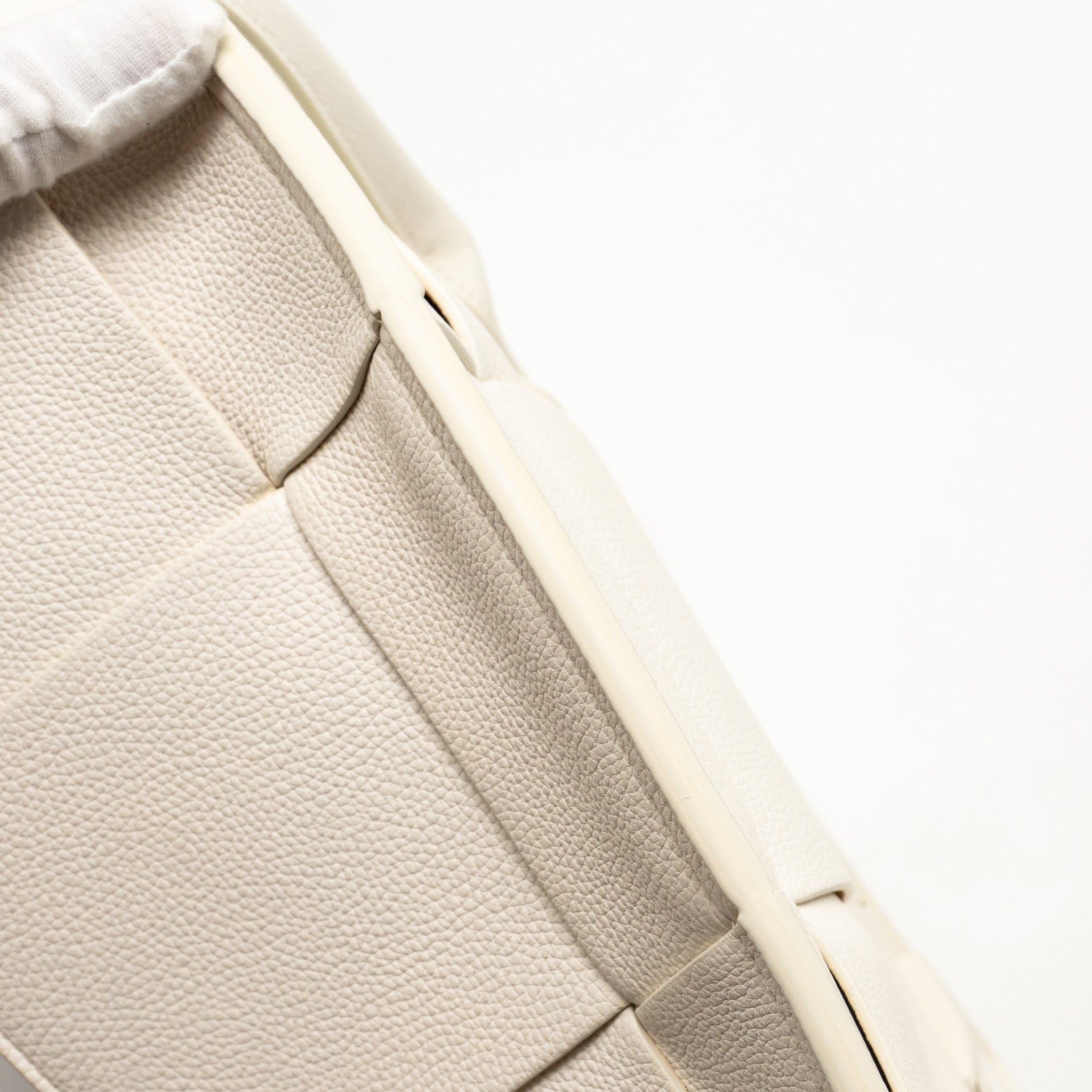 bottega-veneta-large-arco-tote-bag-grained-calfskin-white-ghw