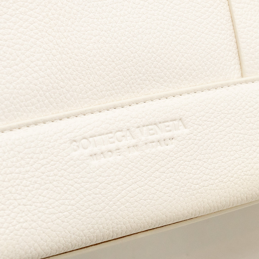 bottega-veneta-large-arco-tote-bag-grained-calfskin-white-ghw