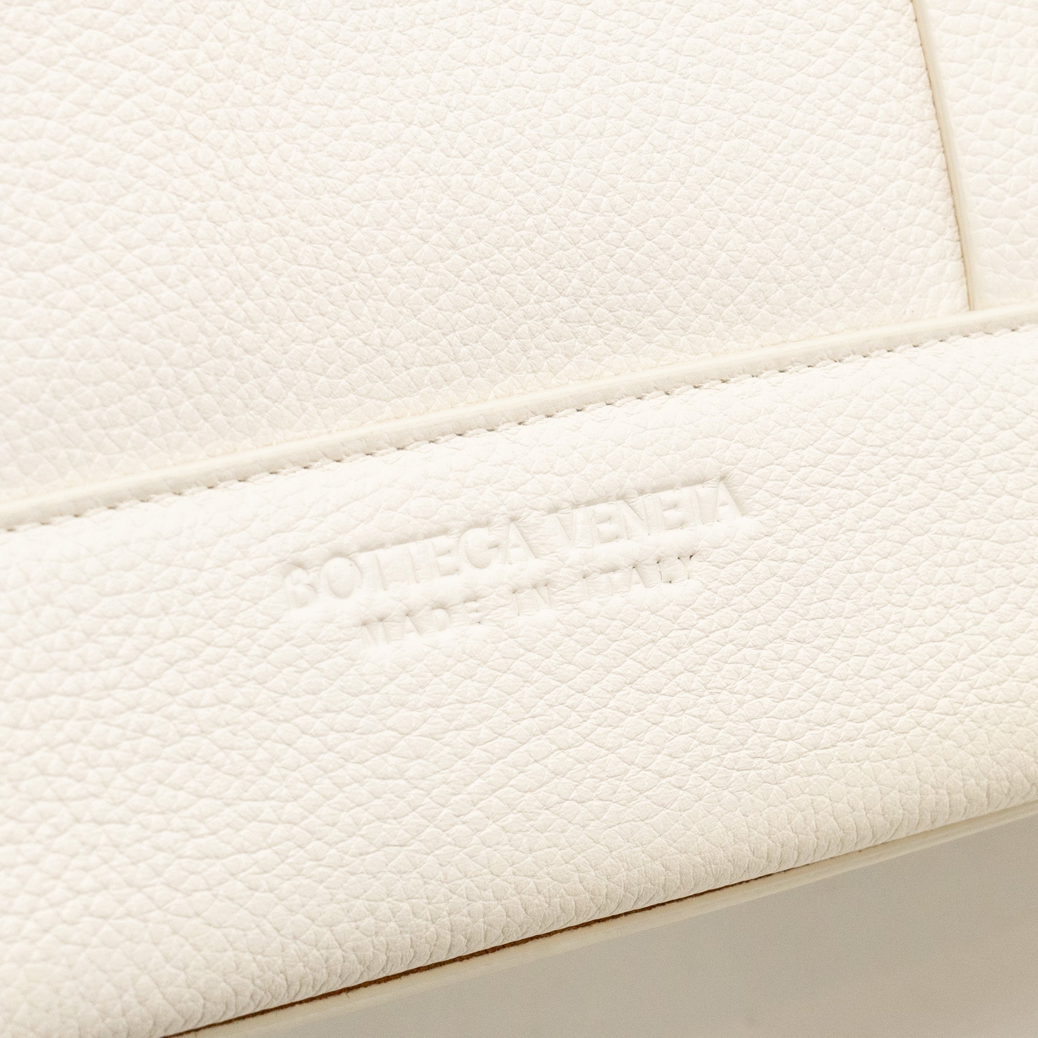 bottega-veneta-large-arco-tote-bag-grained-calfskin-white-ghw