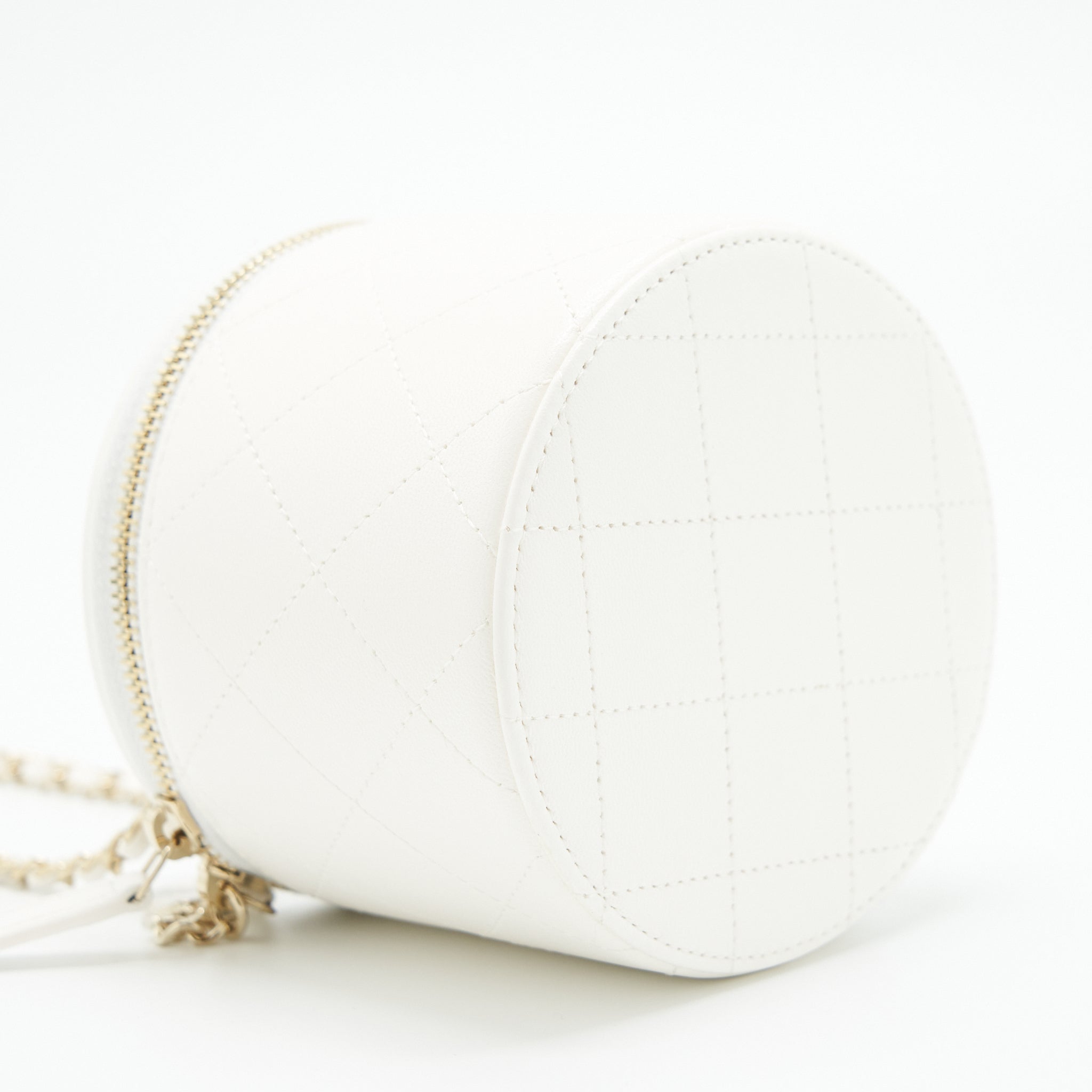chanel-round-vanity-with-chain-white-black-with-lghw