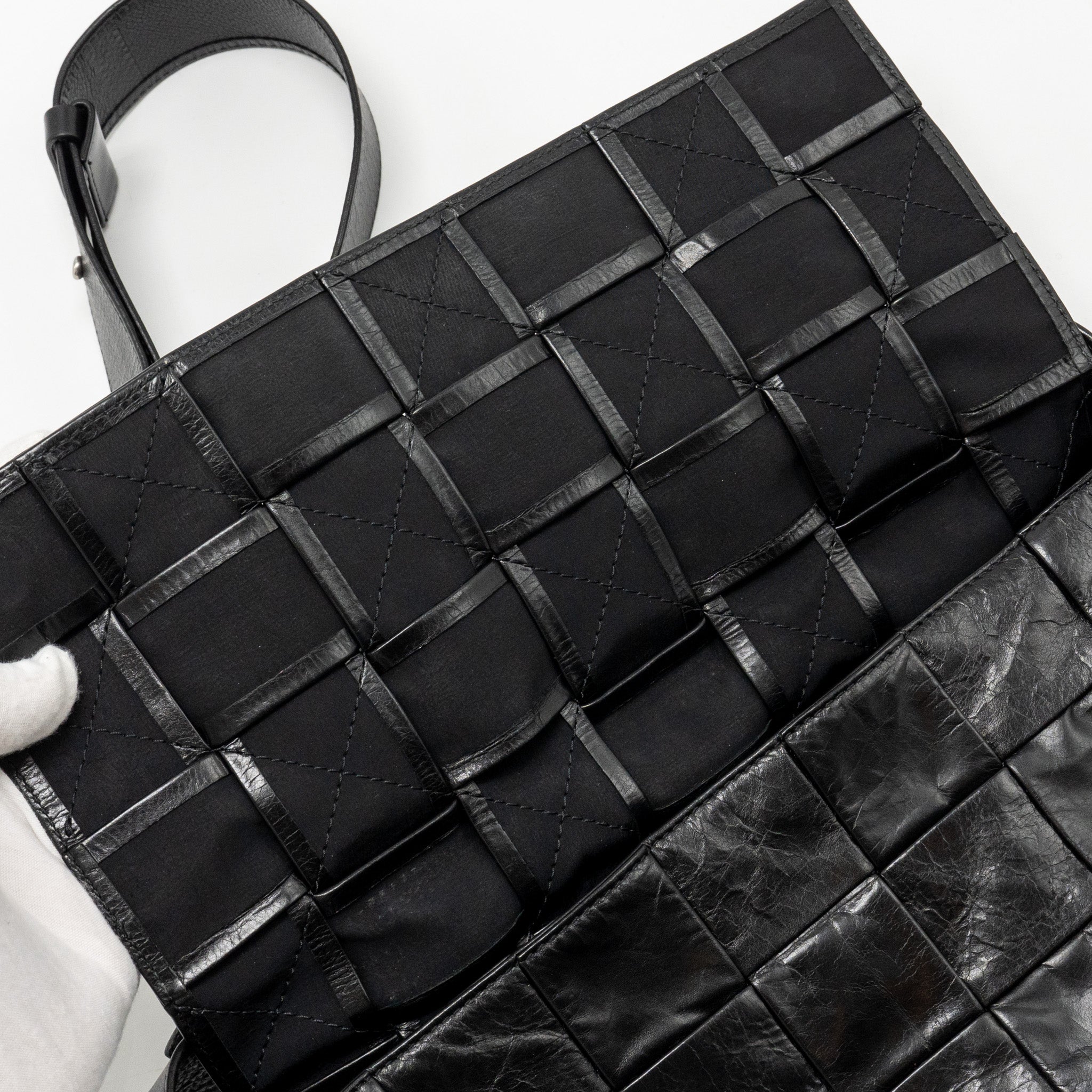 bottega-veneta-cassette-bag-aged-calfskin-black-shw-1