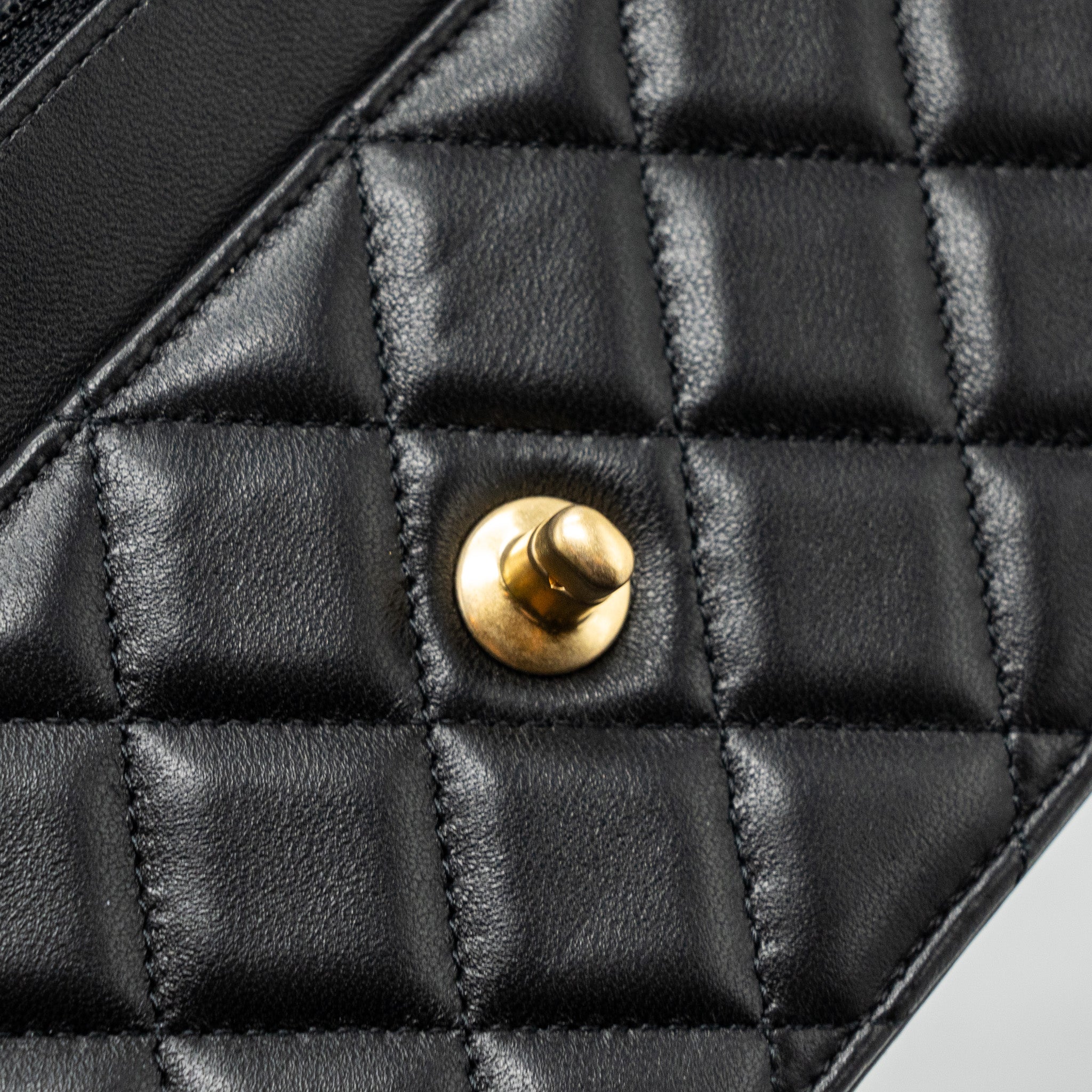 chanel-pearl-crush-wallet-on-chain-lambskin-black-ghw-microchip-11
