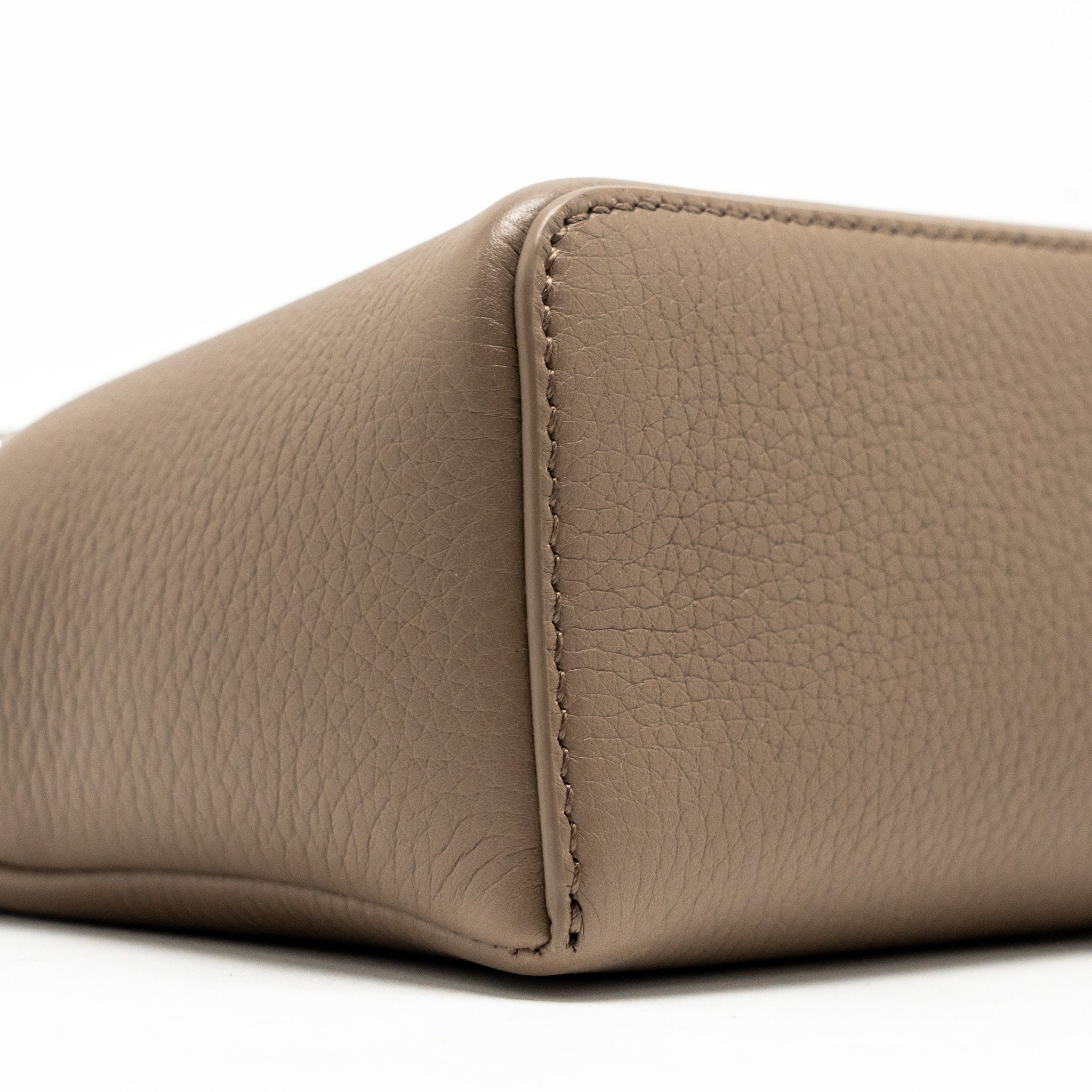 loro-piana-extra-pocket-l19-grained-calfskin-warm-mastic-shw