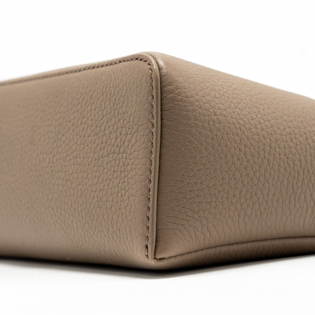 loro-piana-extra-pocket-l19-grained-calfskin-warm-mastic-shw