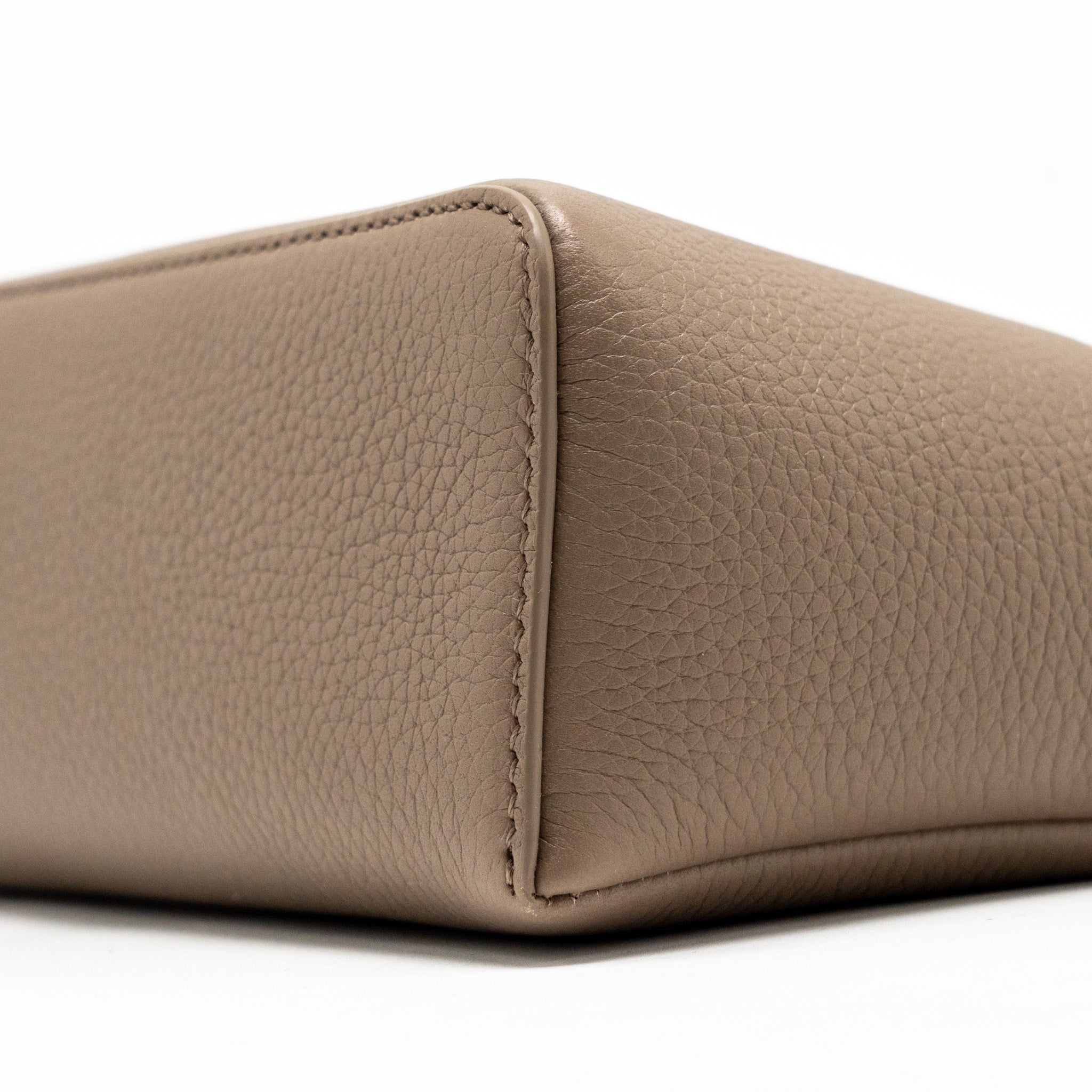 loro-piana-extra-pocket-l19-grained-calfskin-warm-mastic-shw