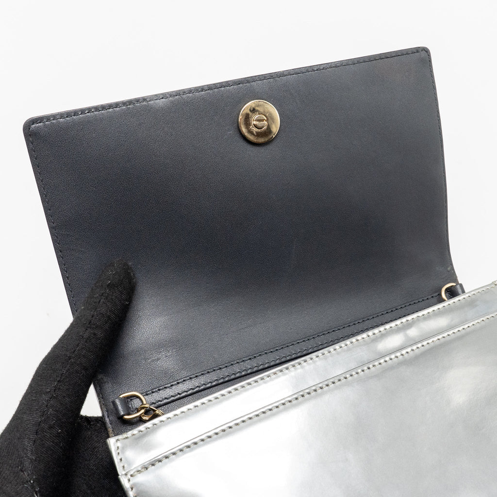dior-diorama-wallet-on-chain-metallic-patent-silver-lghw