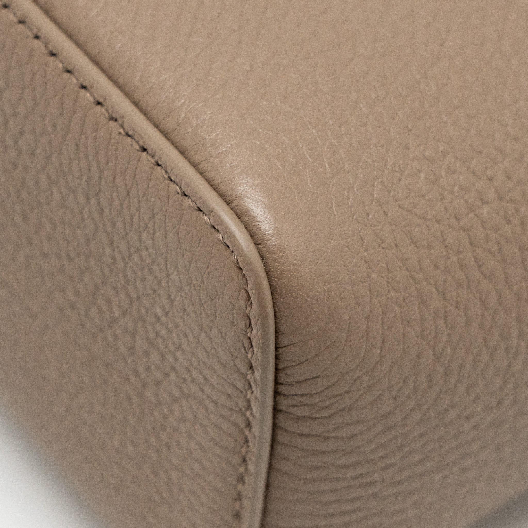 loro-piana-extra-pocket-l19-grained-calfskin-warm-mastic-shw