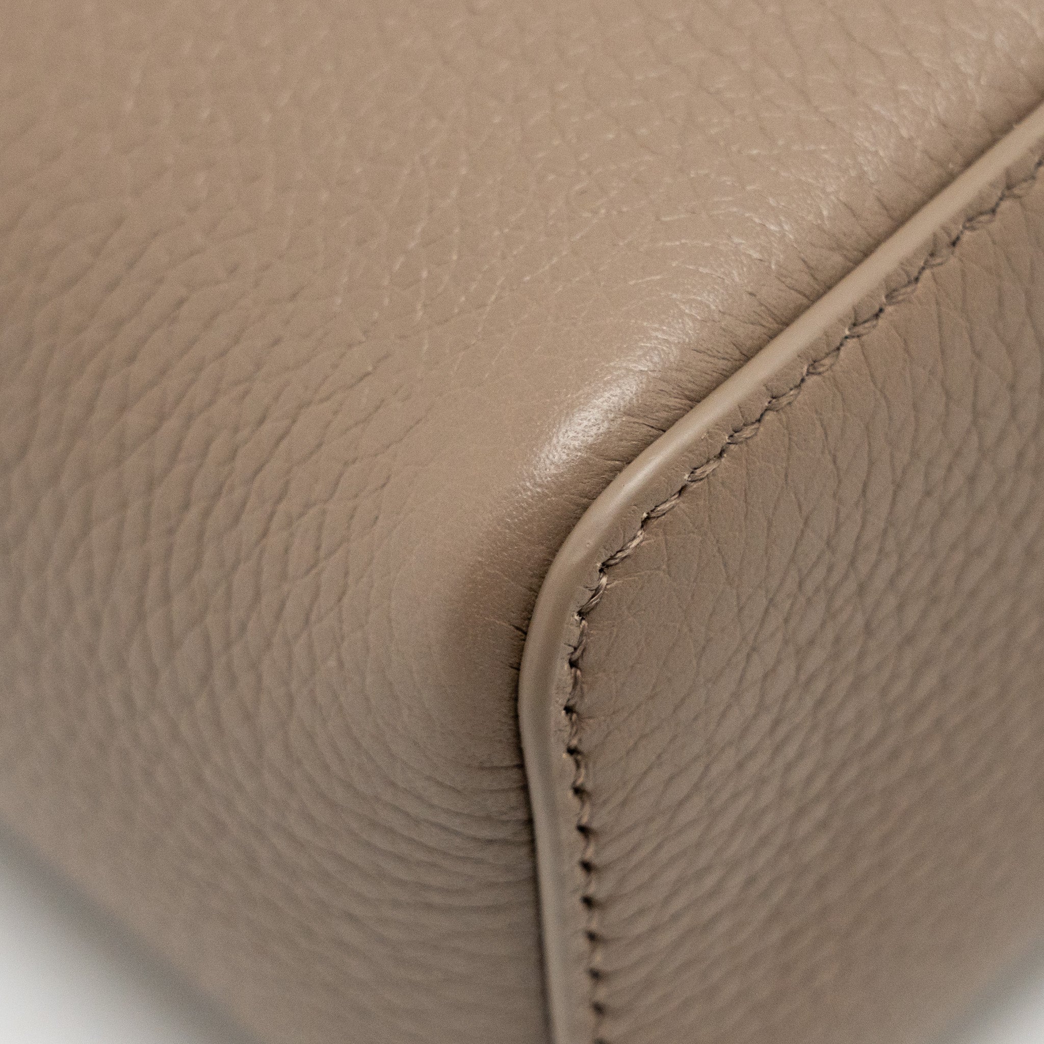 loro-piana-extra-pocket-l19-grained-calfskin-warm-mastic-shw