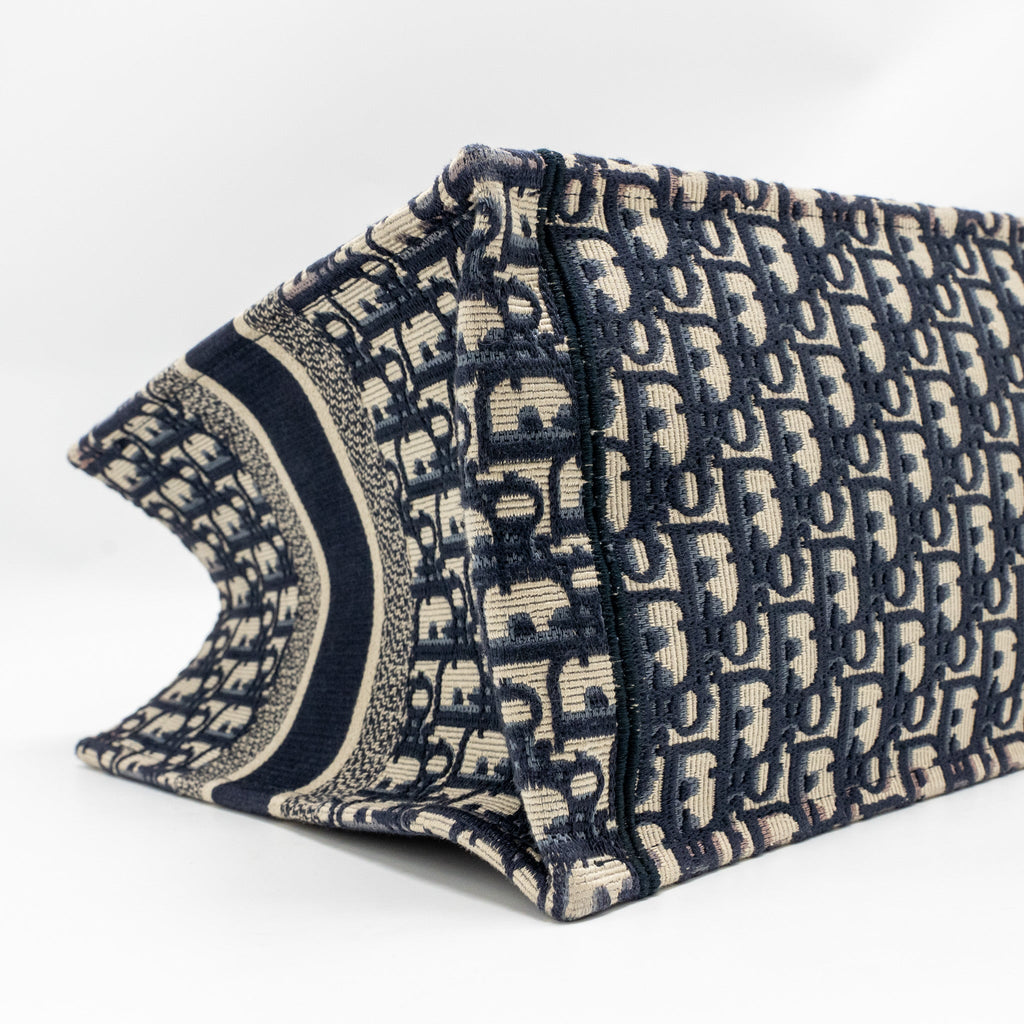 dior-medium-book-tote-oblique-embroidery-ecru-blue