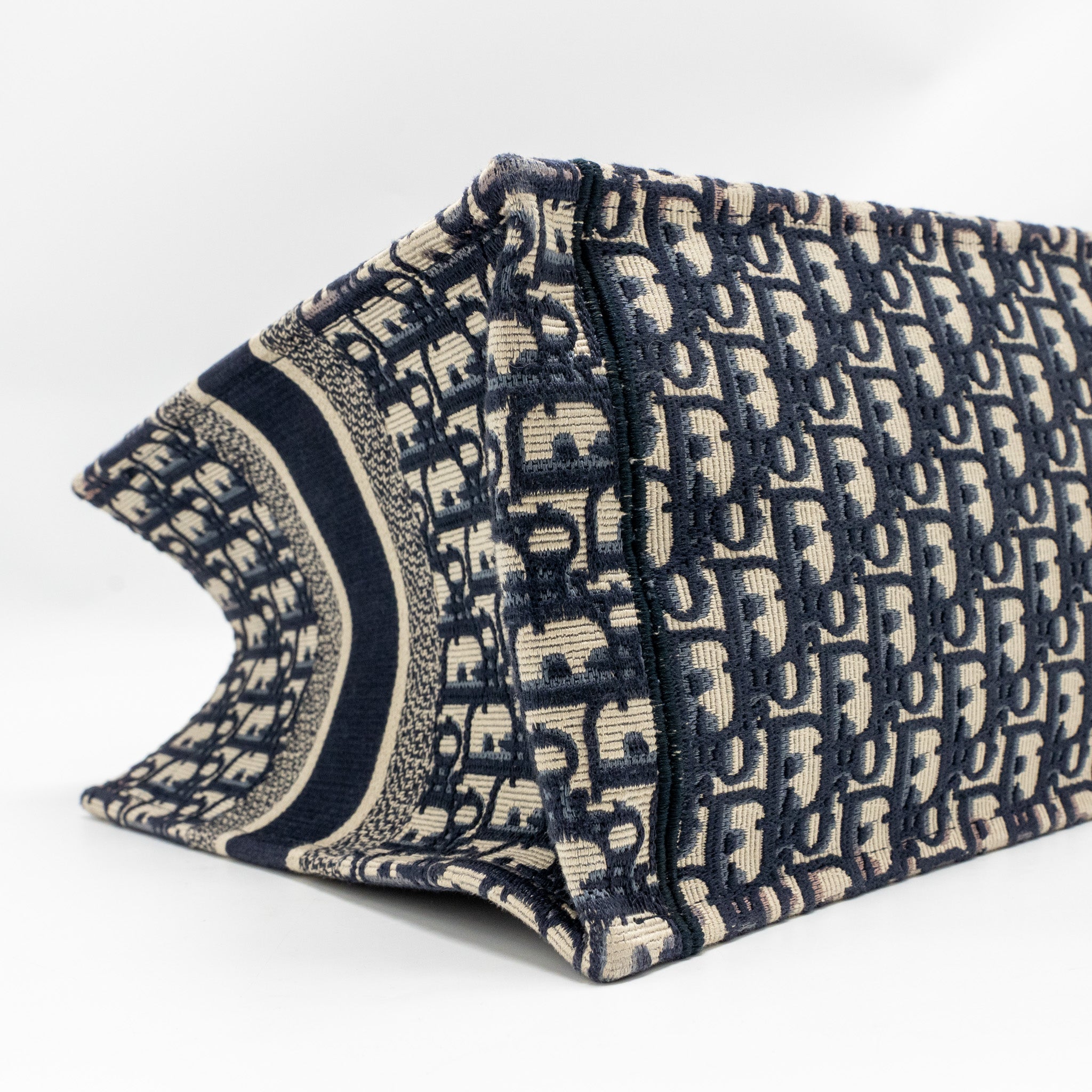 dior-medium-book-tote-oblique-embroidery-ecru-blue