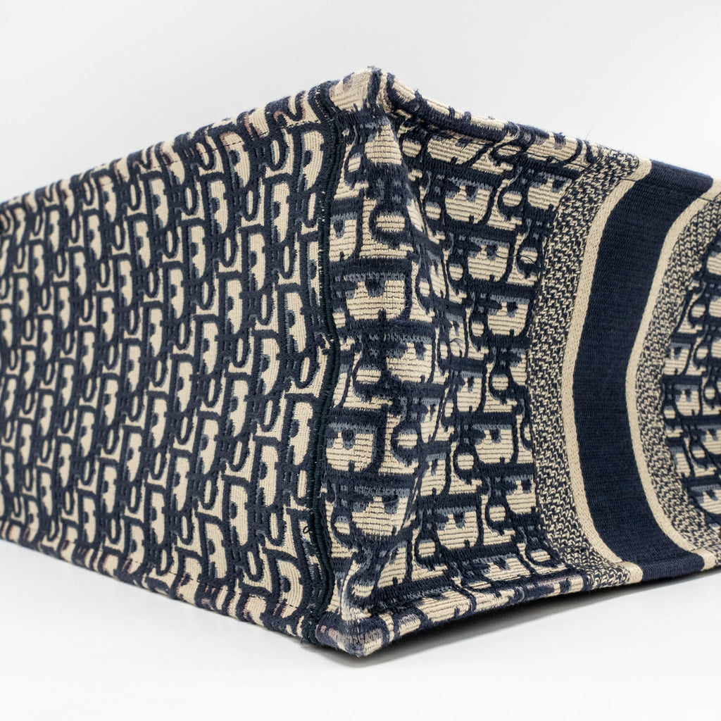 dior-medium-book-tote-oblique-embroidery-ecru-blue