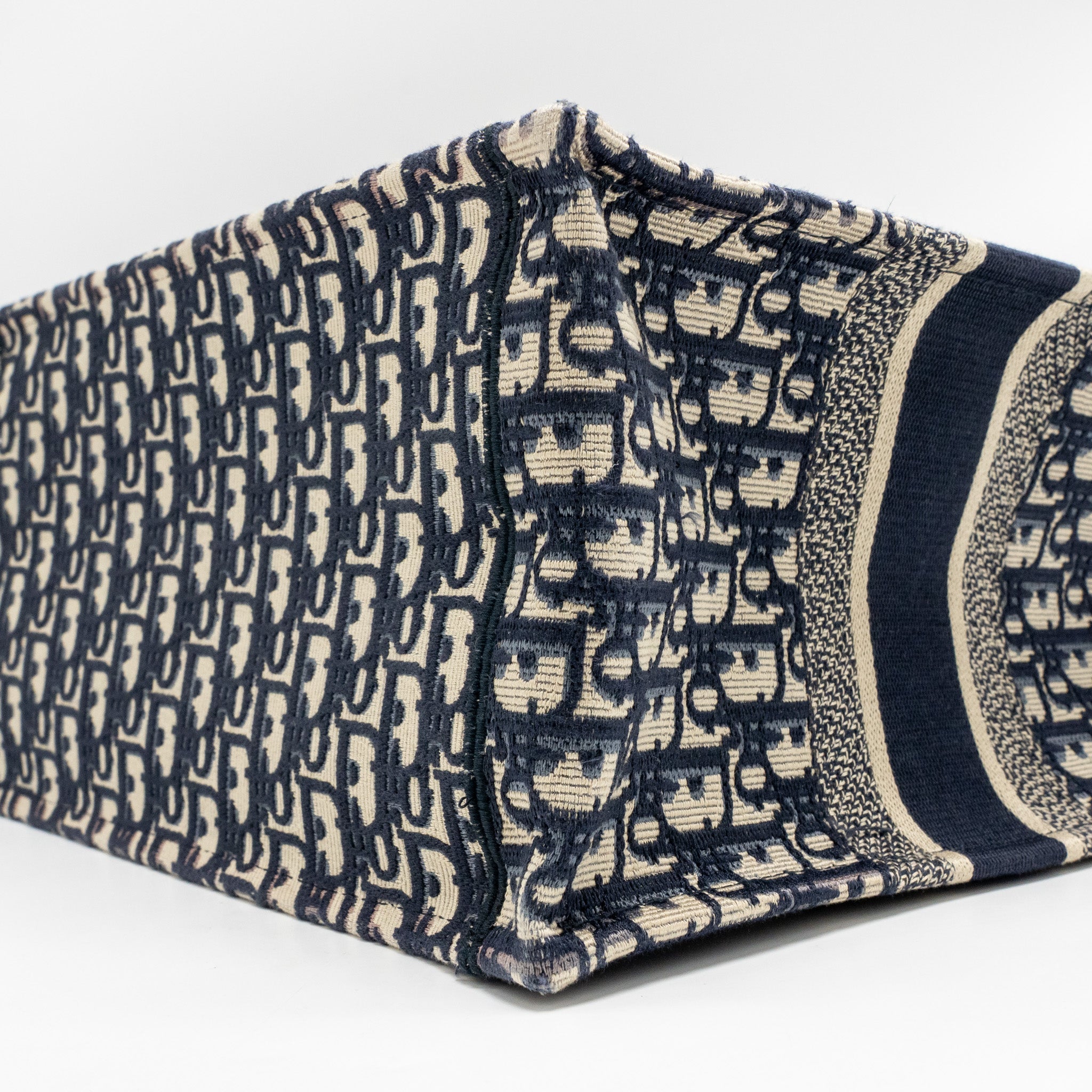 dior-medium-book-tote-oblique-embroidery-ecru-blue