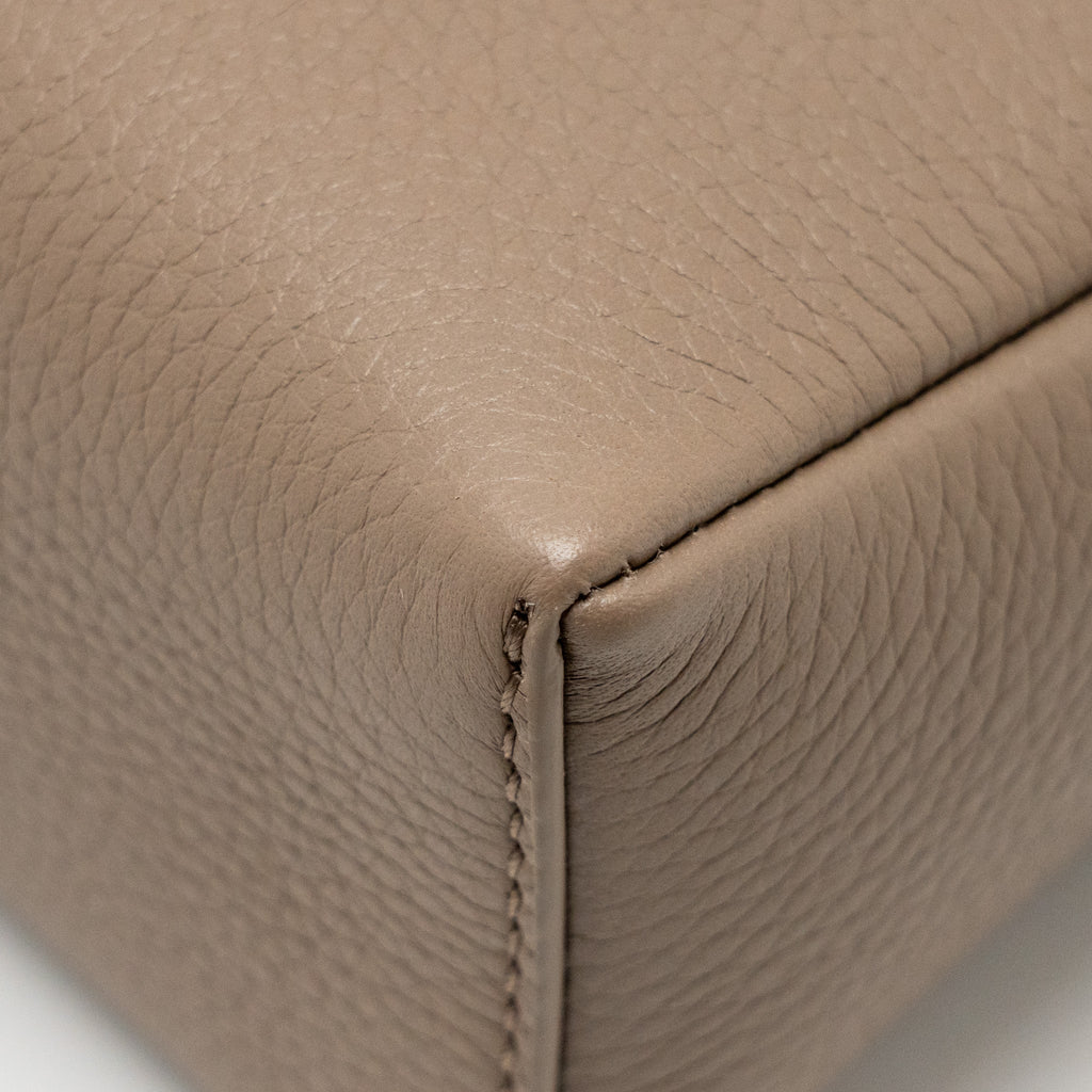 loro-piana-extra-pocket-l19-grained-calfskin-warm-mastic-shw