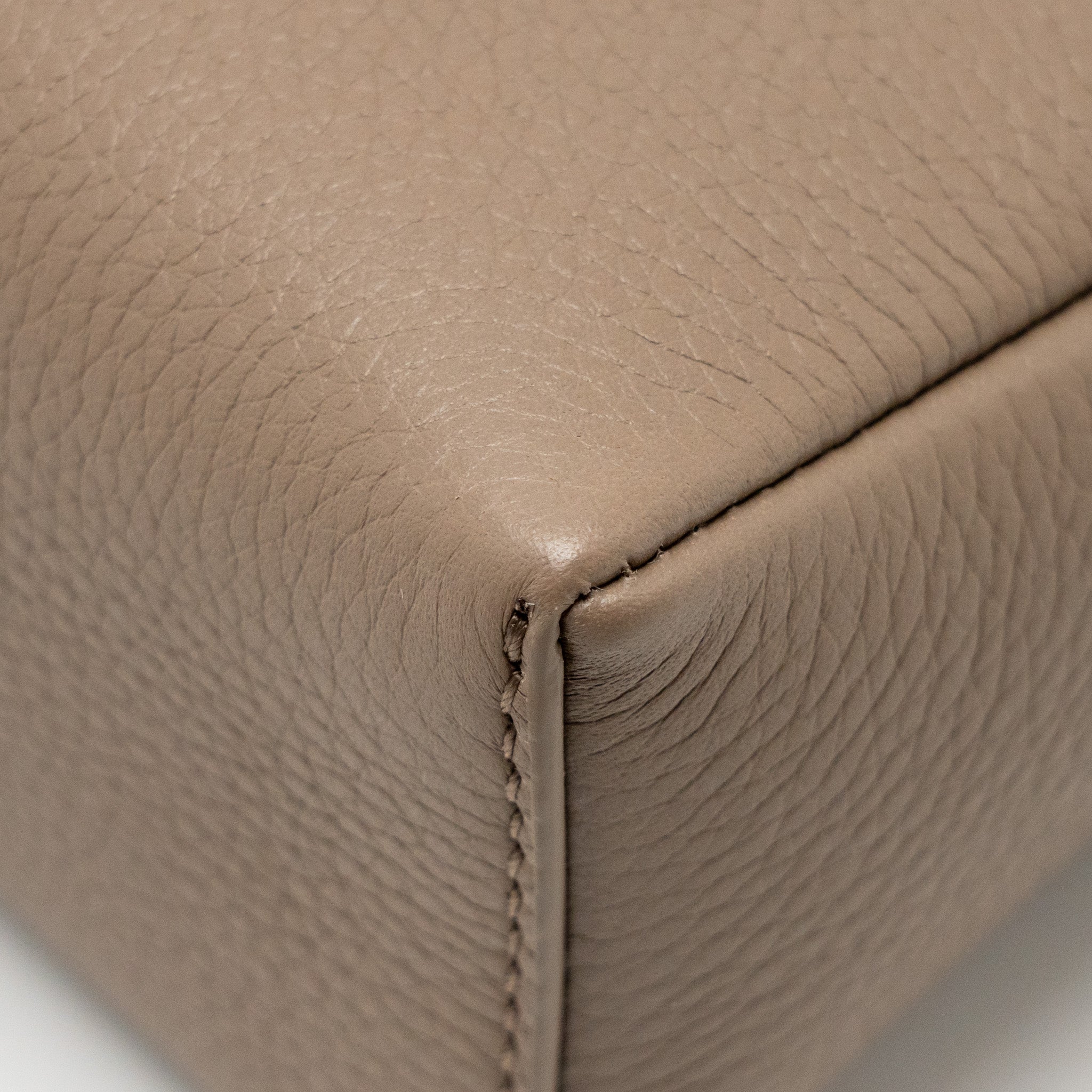 loro-piana-extra-pocket-l19-grained-calfskin-warm-mastic-shw