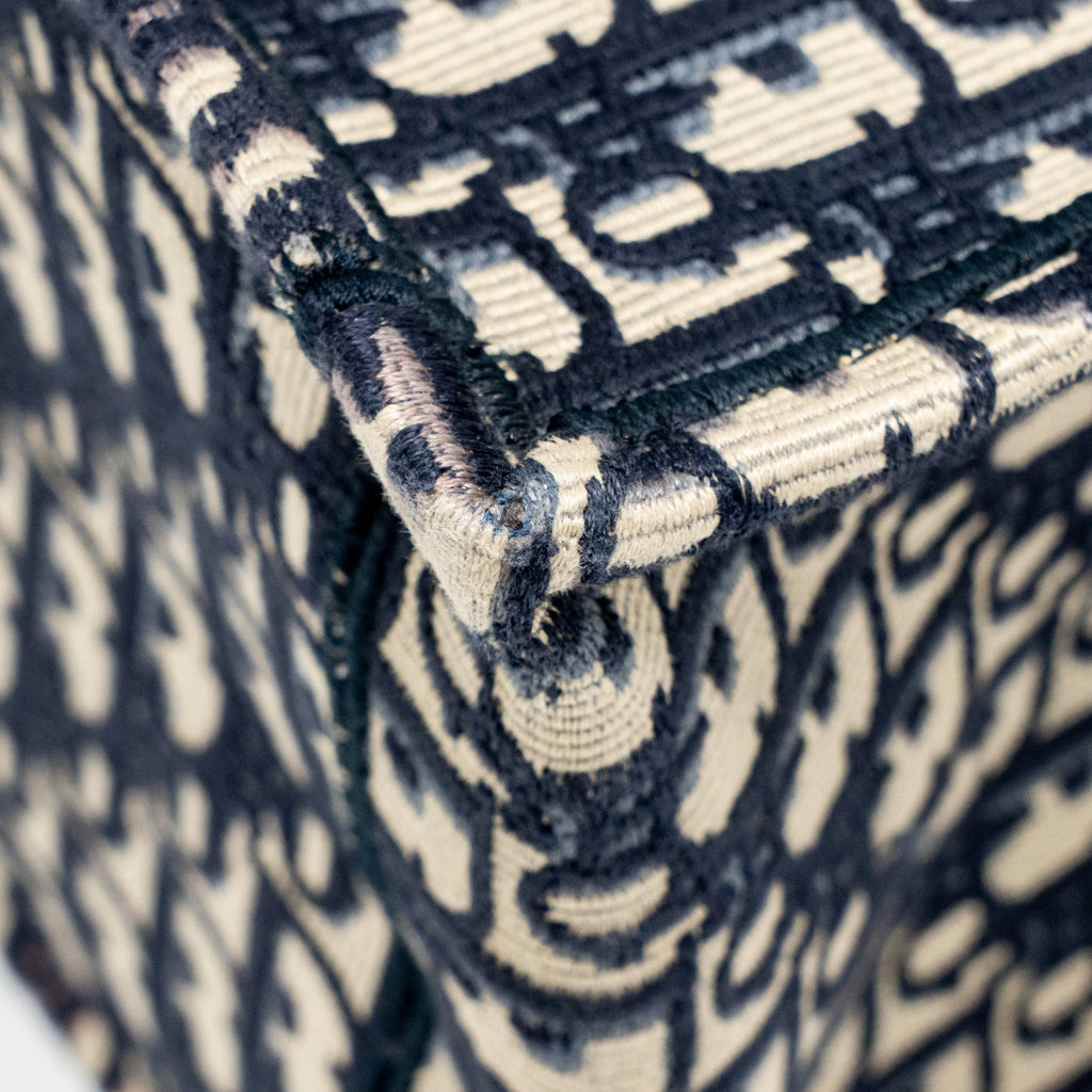 dior-medium-book-tote-oblique-embroidery-ecru-blue