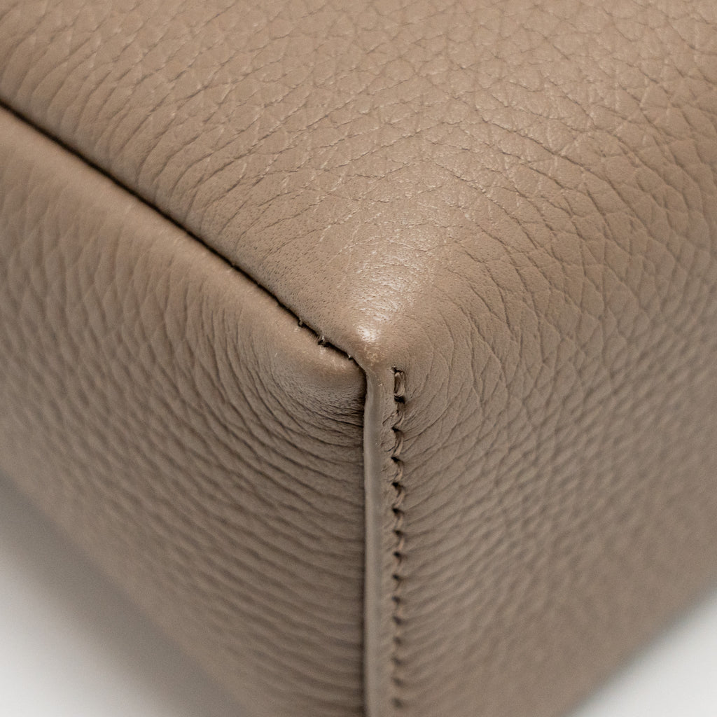 loro-piana-extra-pocket-l19-grained-calfskin-warm-mastic-shw