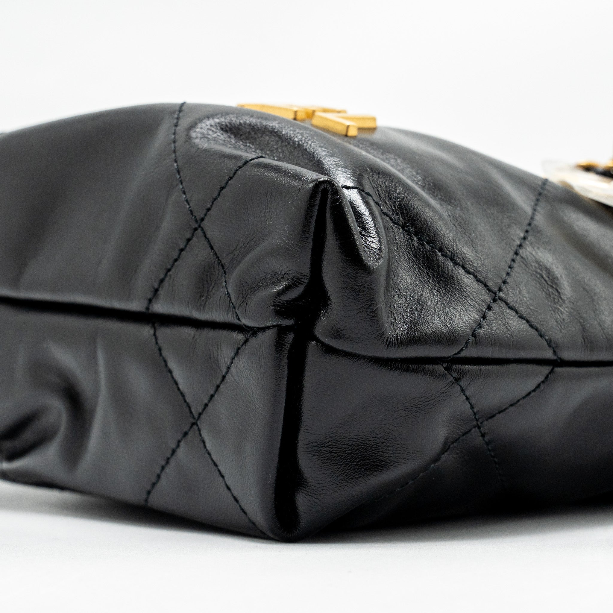 chanel-mini-22-bag-black