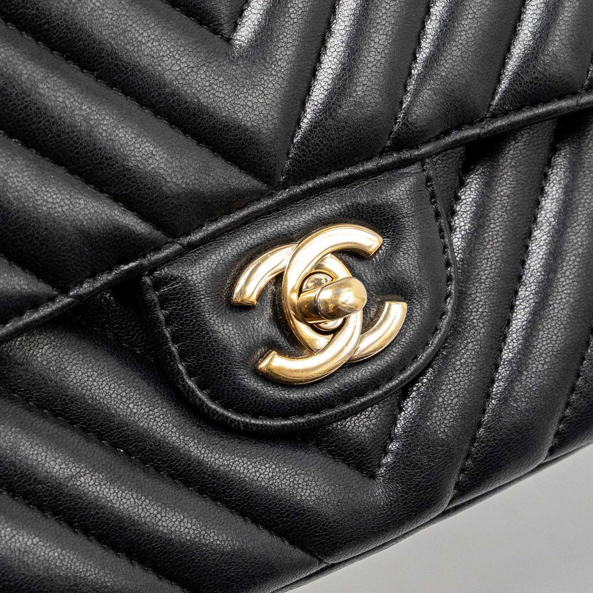 chanel-medium-classic-double-flap-bag-chevron-lambskin-black-lghw-copy-1