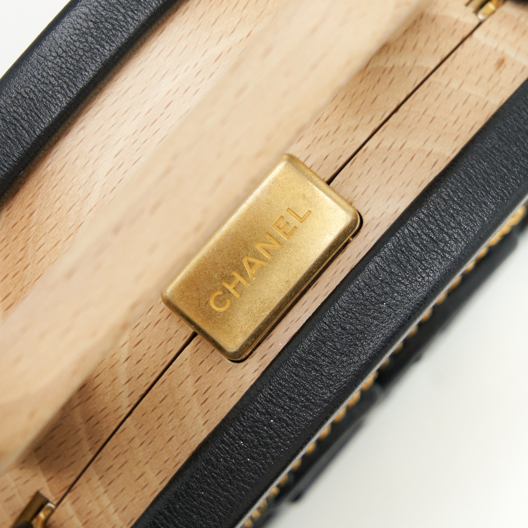 chanel-22c-small-vanity-case-beech-wood-calfskin-beige-black-with-ghw