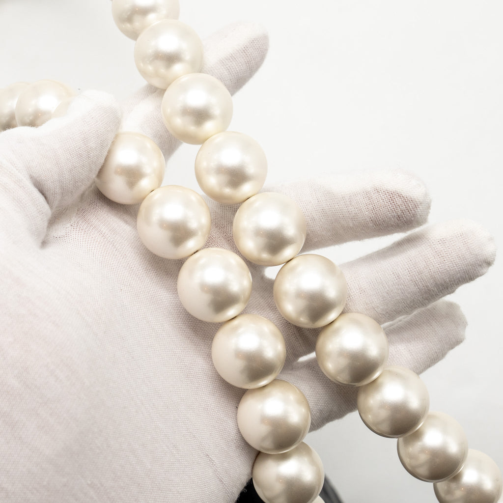 chanel-maxi-pearl-clutch-with-chain-lambskin-black-lghw