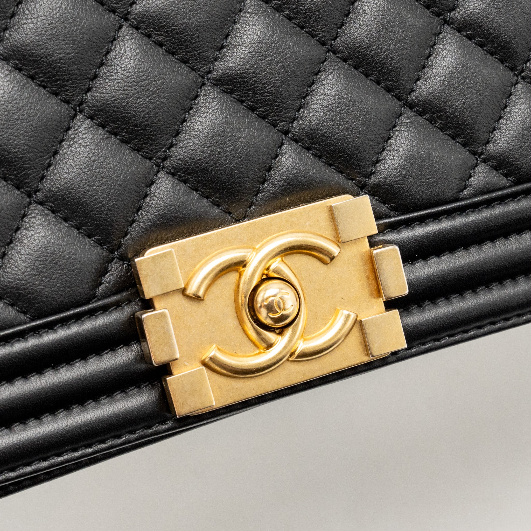 chanel-medium-boy-bag-calfskin-black-ghwmicrochip