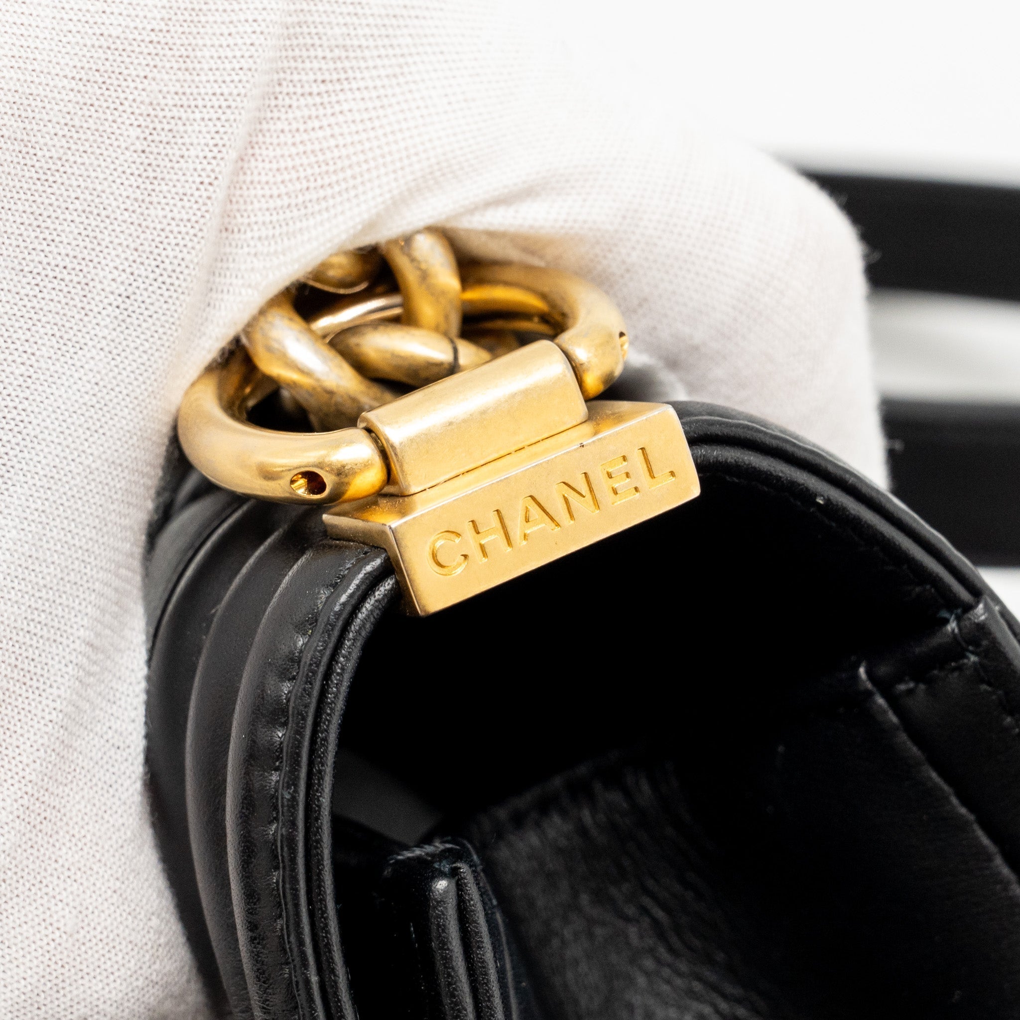 chanel-medium-boy-bag-calfskin-black-ghwmicrochip