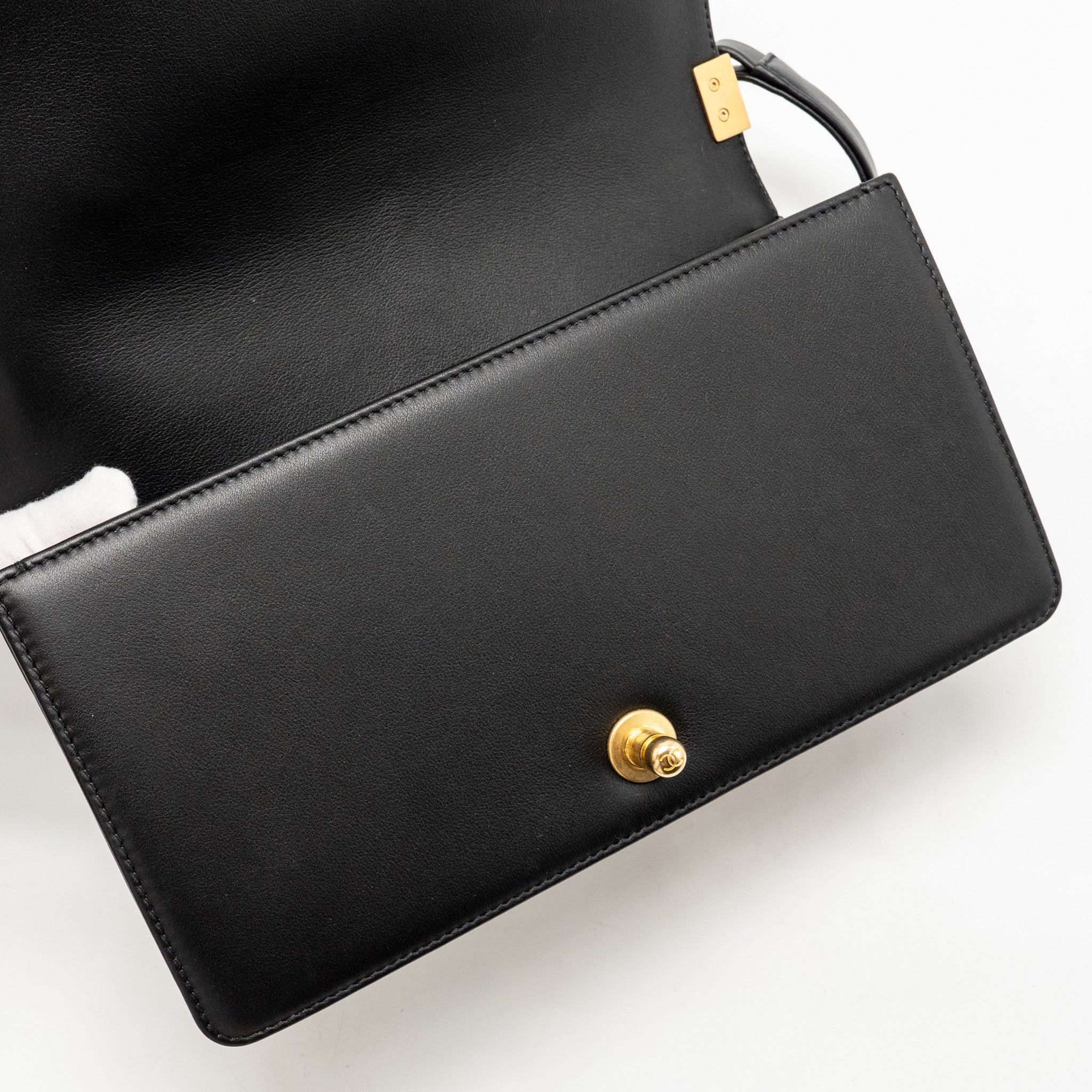 chanel-medium-boy-bag-calfskin-black-ghwmicrochip