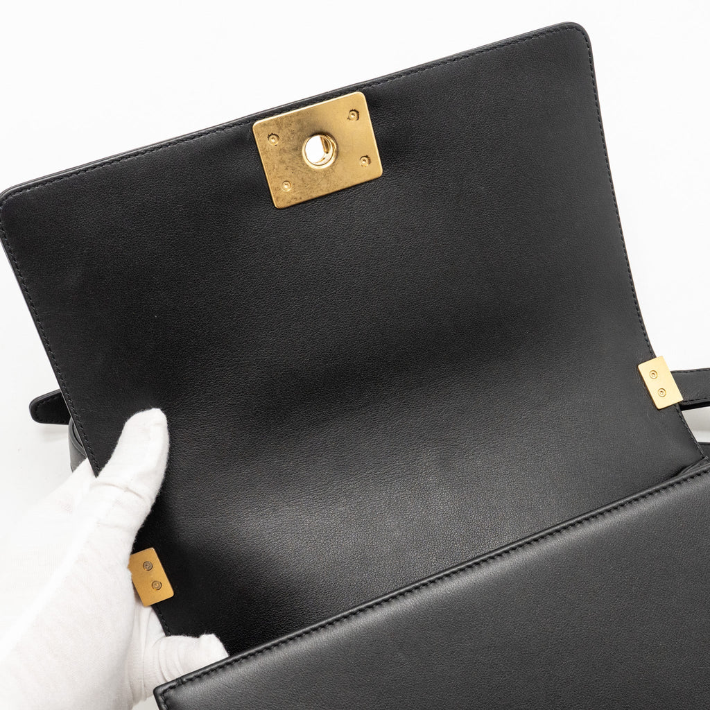 chanel-medium-boy-bag-calfskin-black-ghwmicrochip