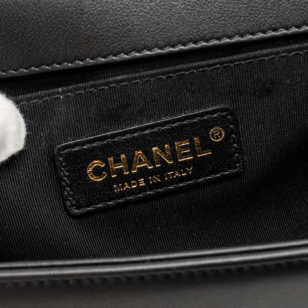 chanel-medium-boy-bag-calfskin-black-ghwmicrochip