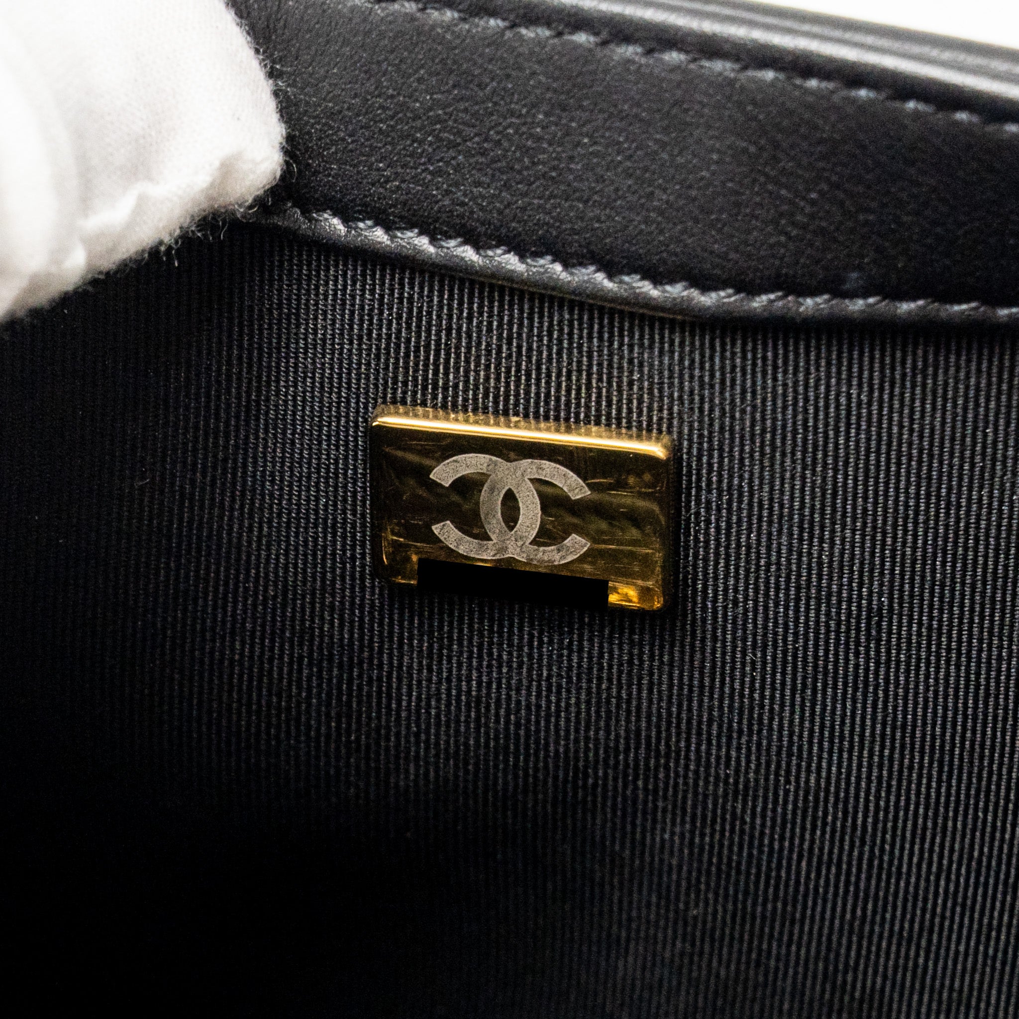 chanel-medium-boy-bag-calfskin-black-ghwmicrochip
