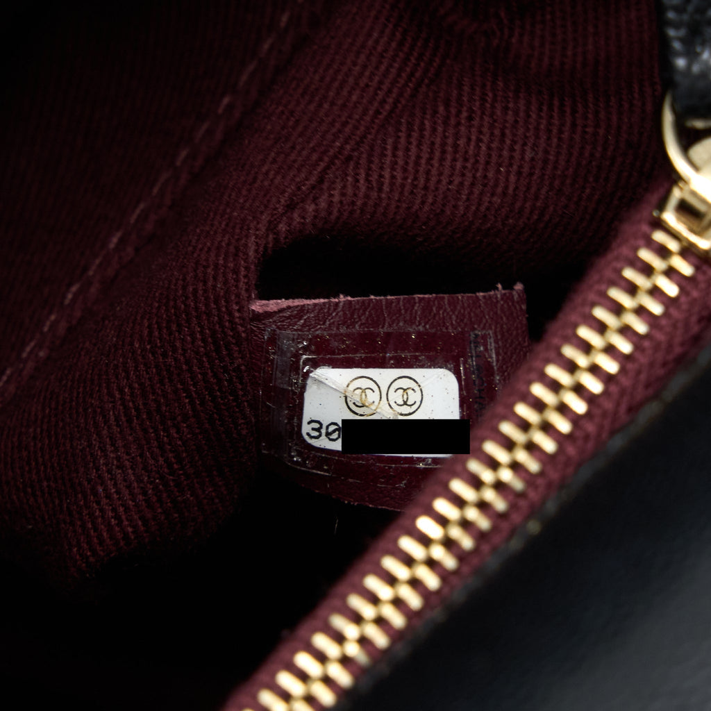 chanel-medium-coco-handle-caviar-black-lghw-1