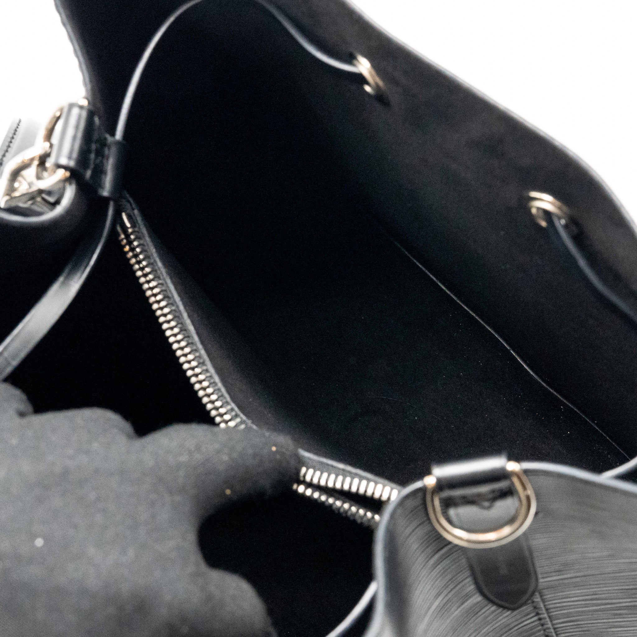 louis-vuitton-neo-noe-mm-epi-black-shw