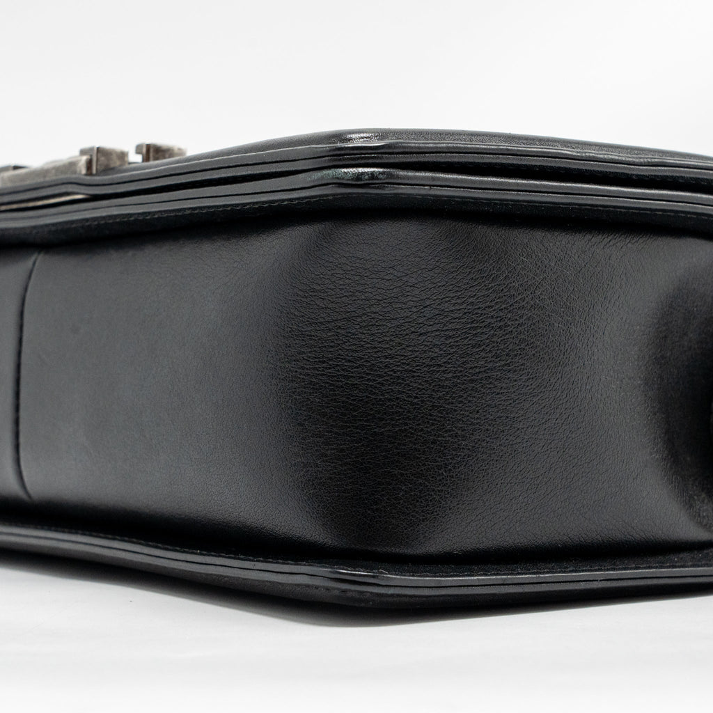 chanel-chevron-medium-bag-calfskin-black-ruthenium-shw