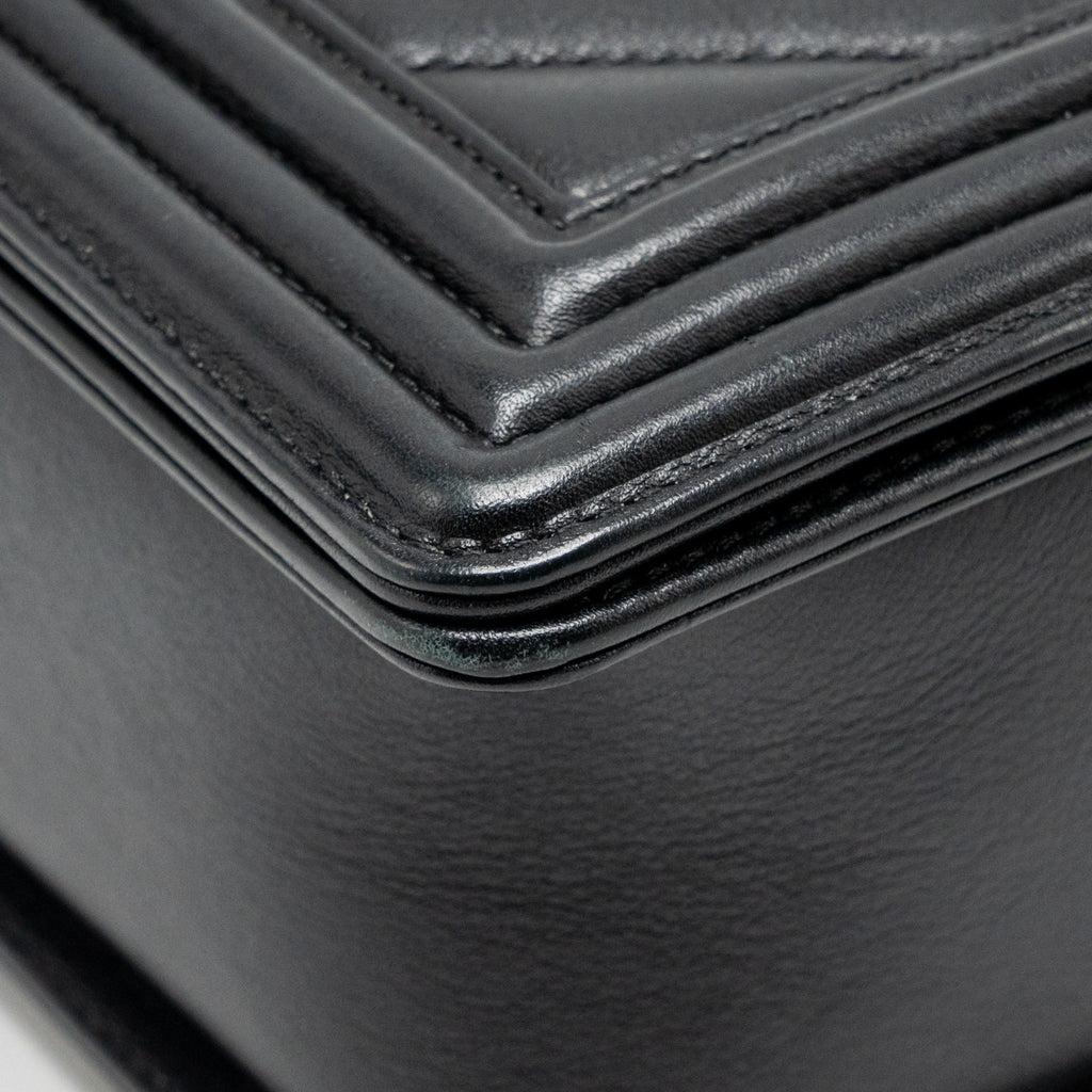 chanel-chevron-medium-bag-calfskin-black-ruthenium-shw
