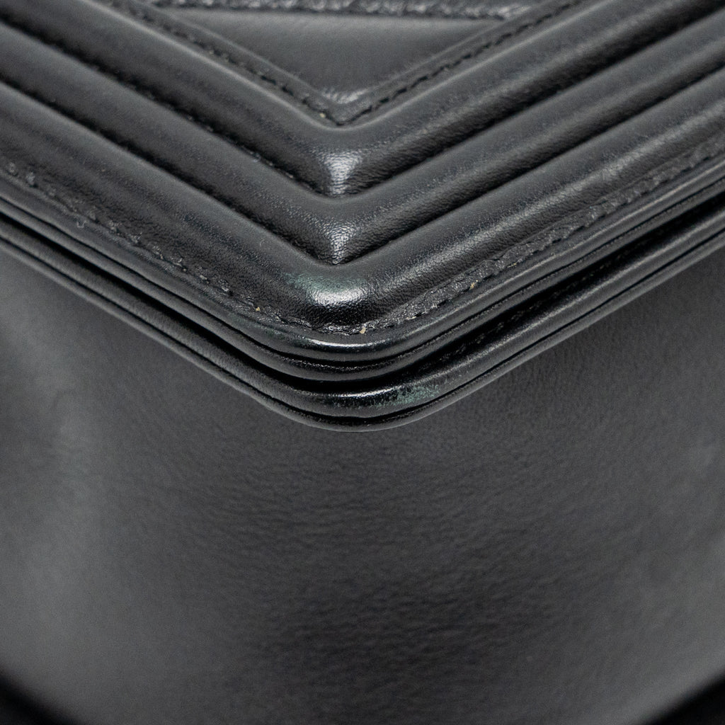 chanel-chevron-medium-bag-calfskin-black-ruthenium-shw