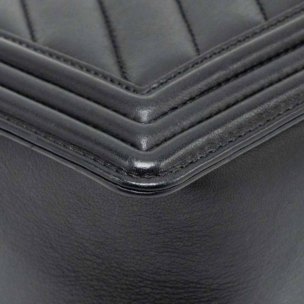 chanel-chevron-medium-bag-calfskin-black-ruthenium-shw