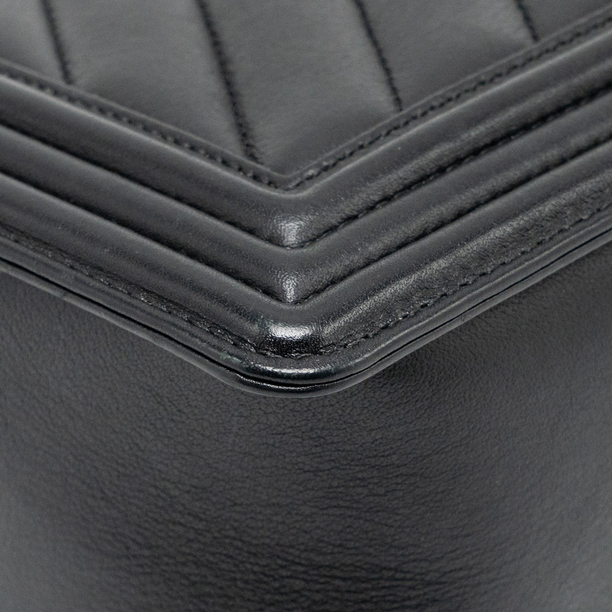 chanel-chevron-medium-bag-calfskin-black-ruthenium-shw