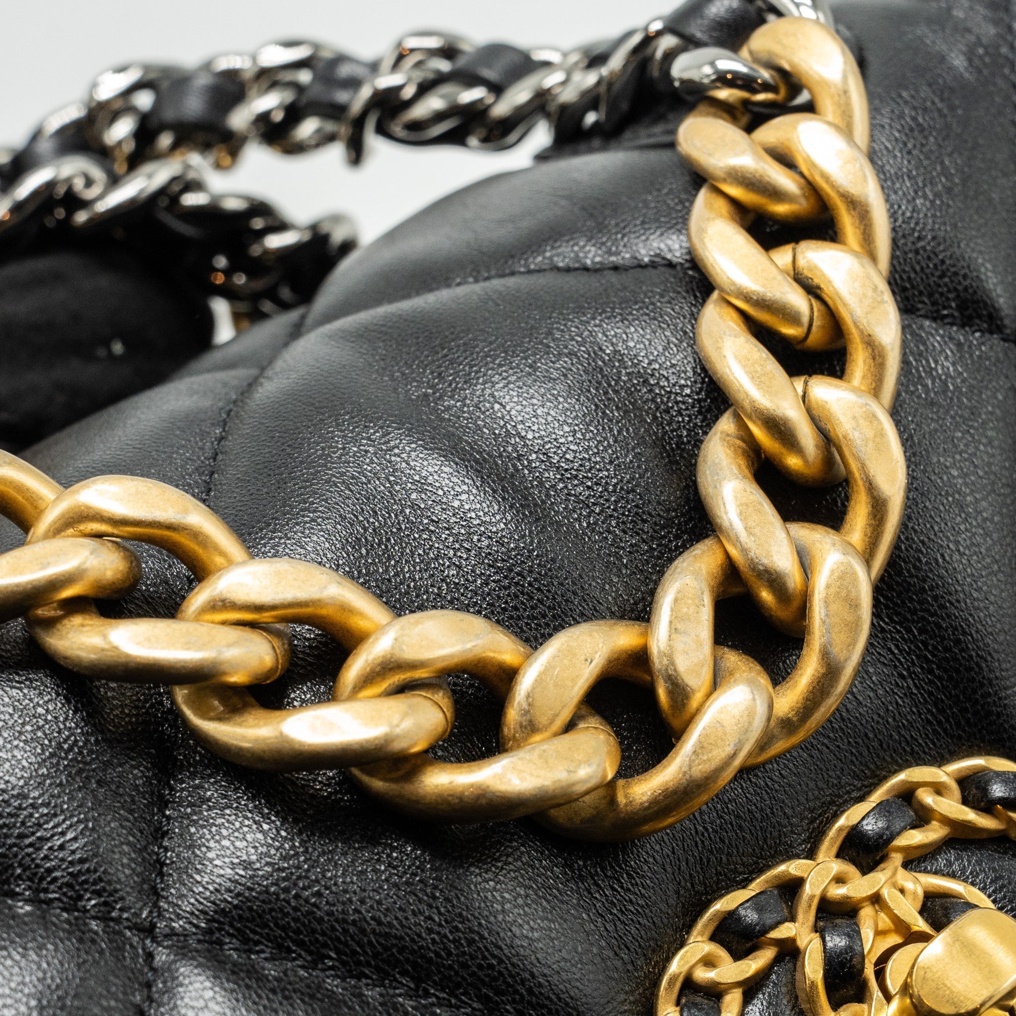 chanel-24c-19-backpack-shiny-lambskin-black-multicolour-hardwaremicrochip