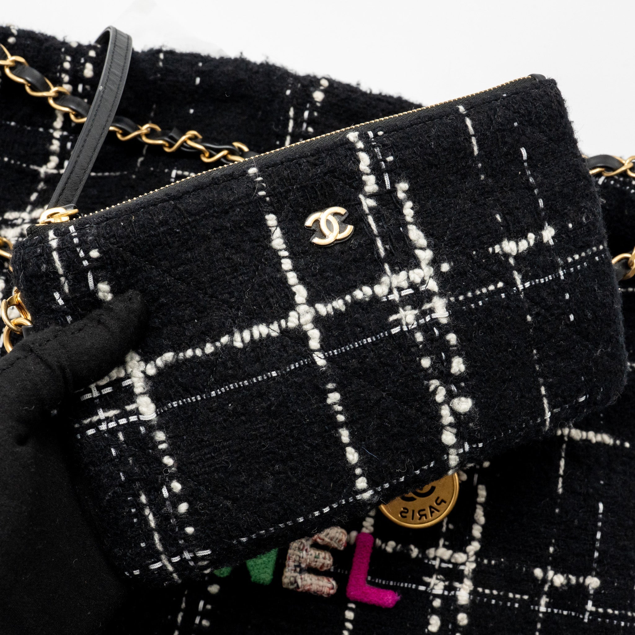 chanel-medium-22-bag-quilted-tweed-black-multicolour-microchip